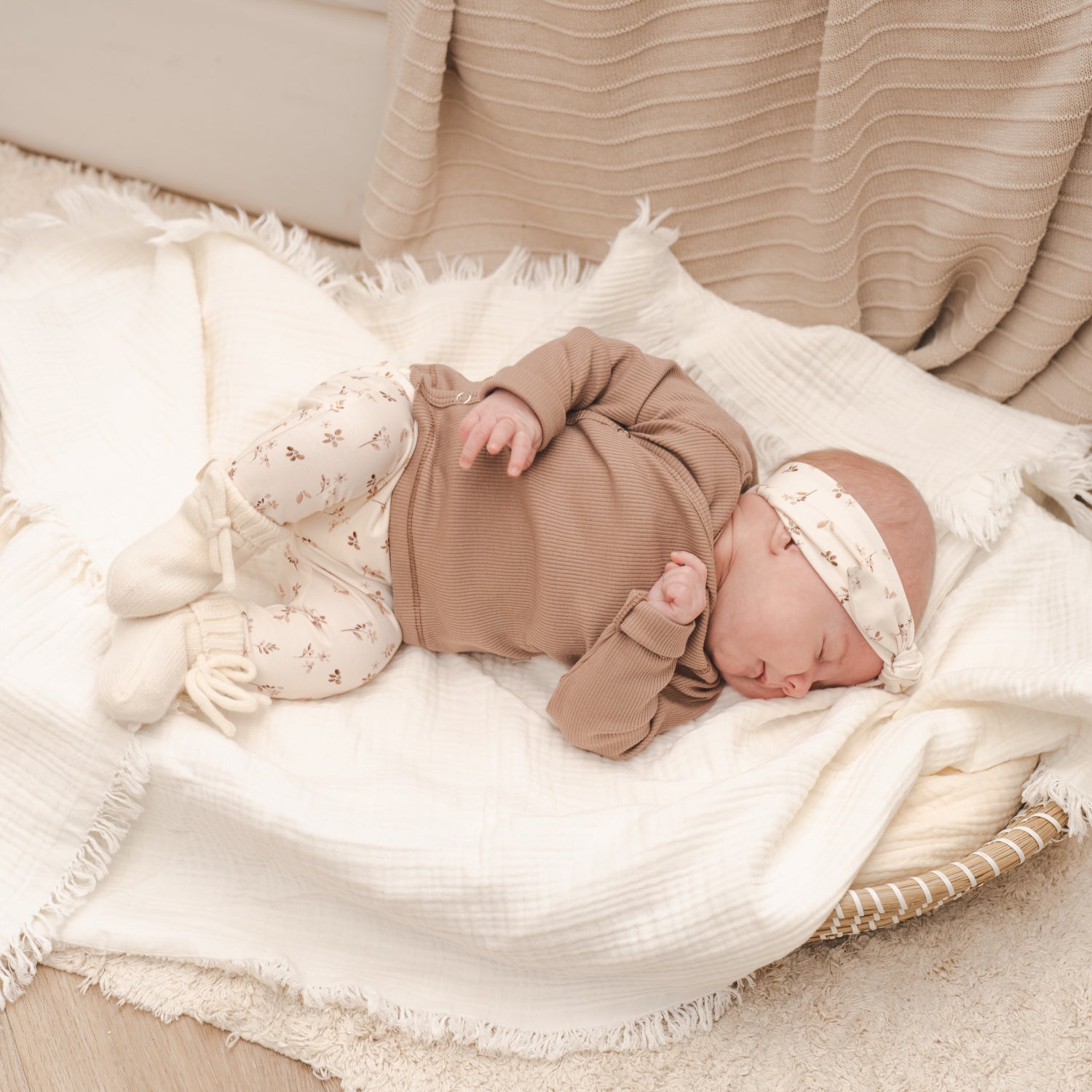 Baby broekje en haarbandje flower field-Overslag shirtje taupe rib-Slofjes ecru_Momsandminis