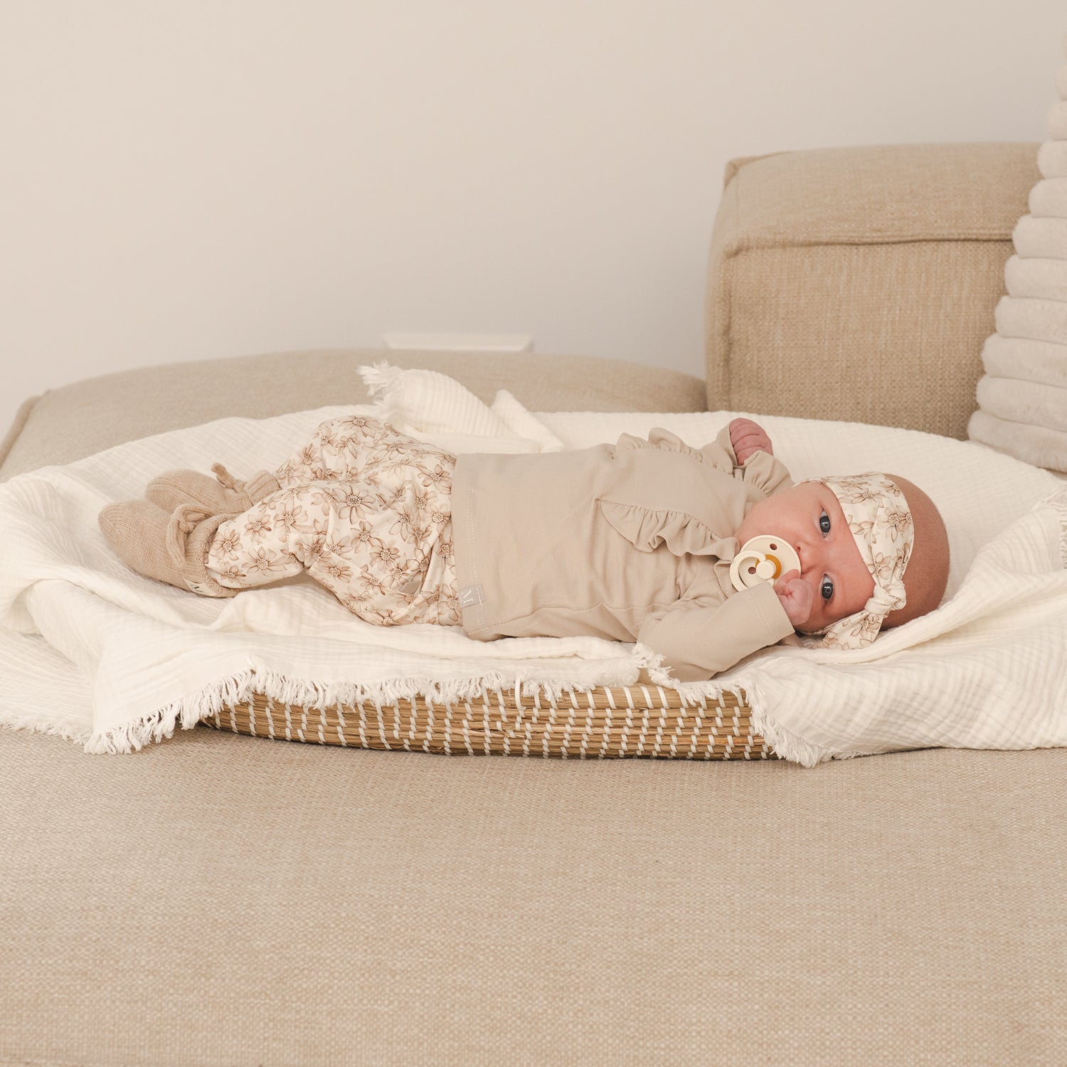 Baby broekje en haarbandje Lily beige-Ruffle longsleeve beige_Momsandminis
