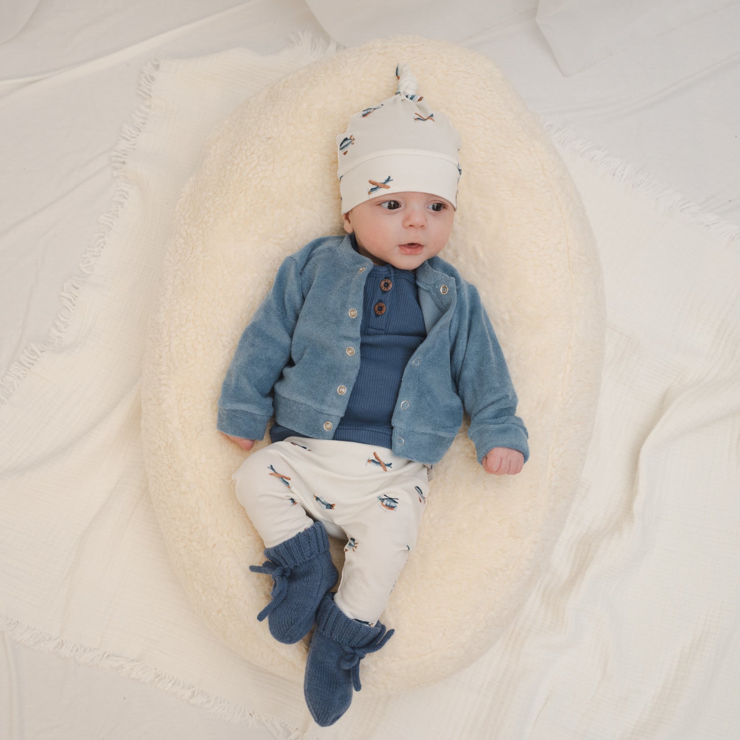 Baby broekje en mutsje helicopter-button longsleeve jeans blauw-vestje badstof blauw-slofjes blauw_Momsandminis