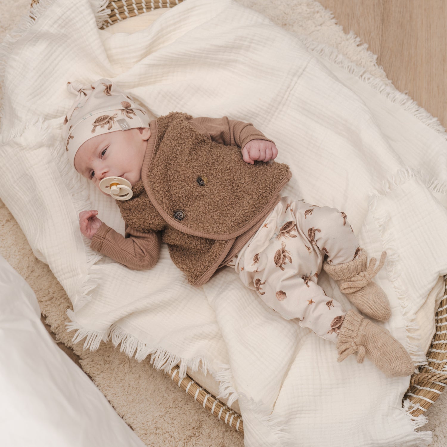 Baby broekje en mutsje sea turtle-Overslag shirtje taupe-Gilet teddy taupe-Slofjes zand_Momsandminis
