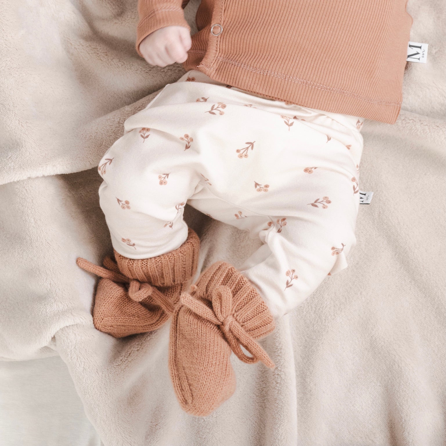 Baby broekje Haarbandje red berries Overslag shirtje Peach Slofjes Perzik_Momsandminis 2