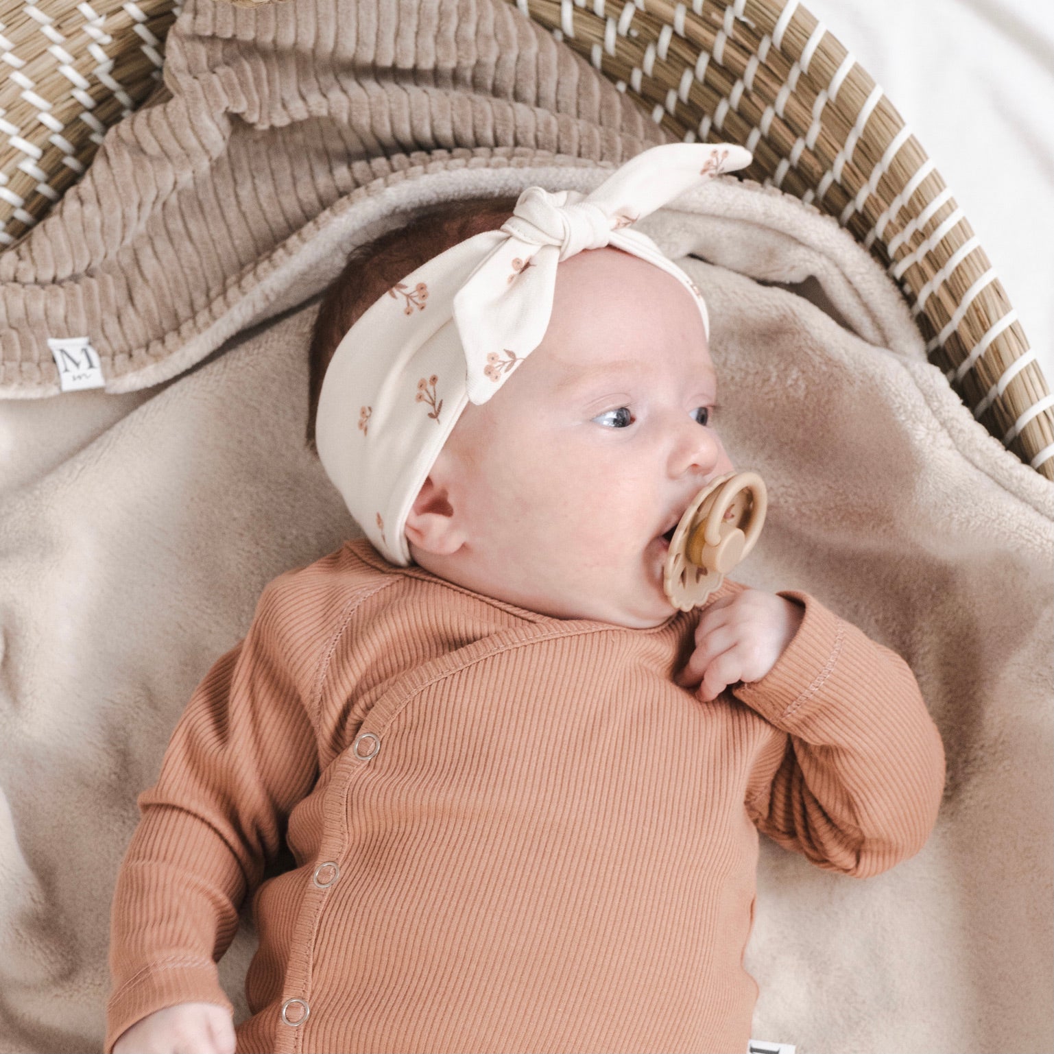 Baby broekje Haarbandje red berries Overslag shirtje Peach Slofjes Perzik_Momsandminis 3