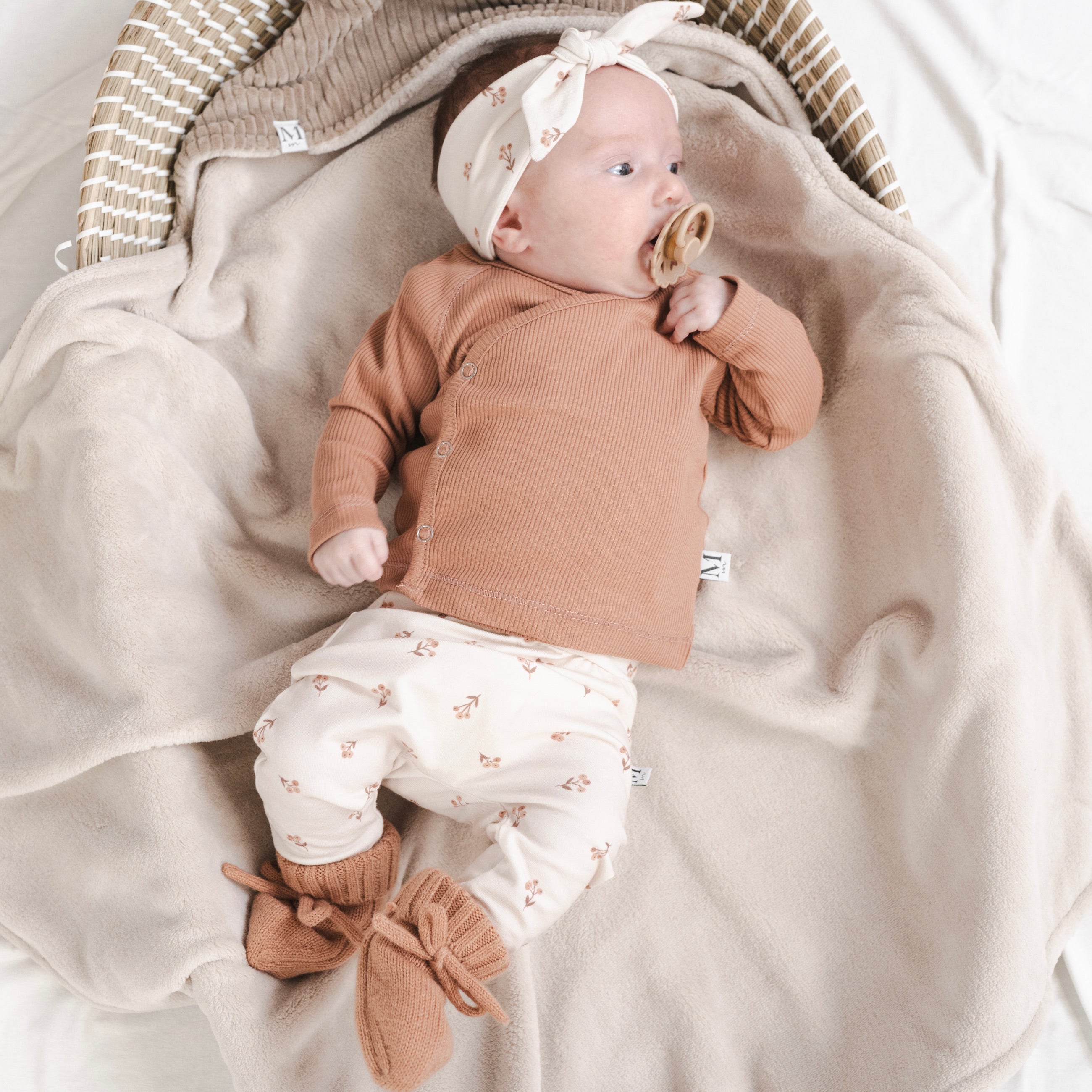 Baby broekje Haarbandje red berries Overslag shirtje Peach Slofjes Perzik_Momsandminis