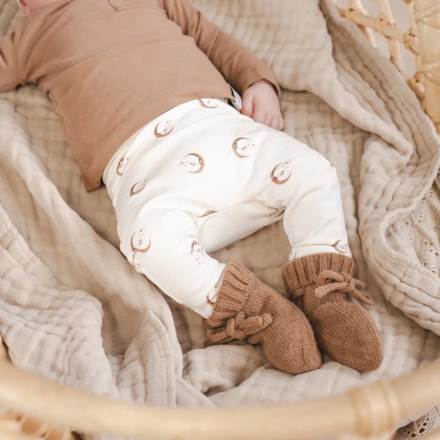 baby-broekje-maantjes-slofjes-licht-bruin-momsandminisjpg