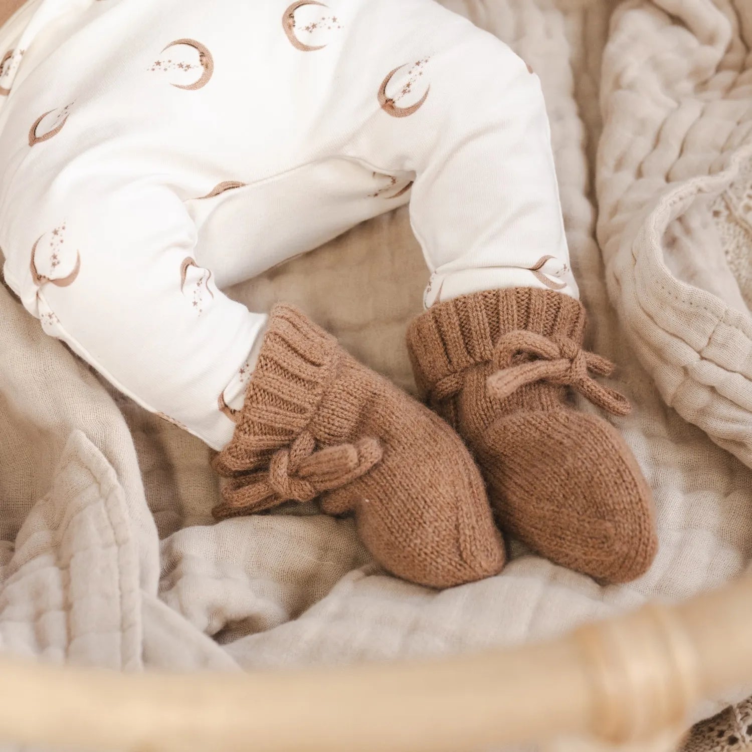 Baby-broekje-Maantjes-Slofjes-licht-bruin_Momsandminis.jpg