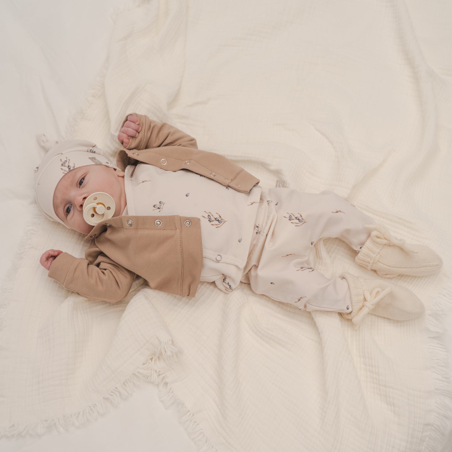 Baby broekje Overslag shirtje en Newborn mutsje olive leaves-Vestje dark beige_Momsandminis