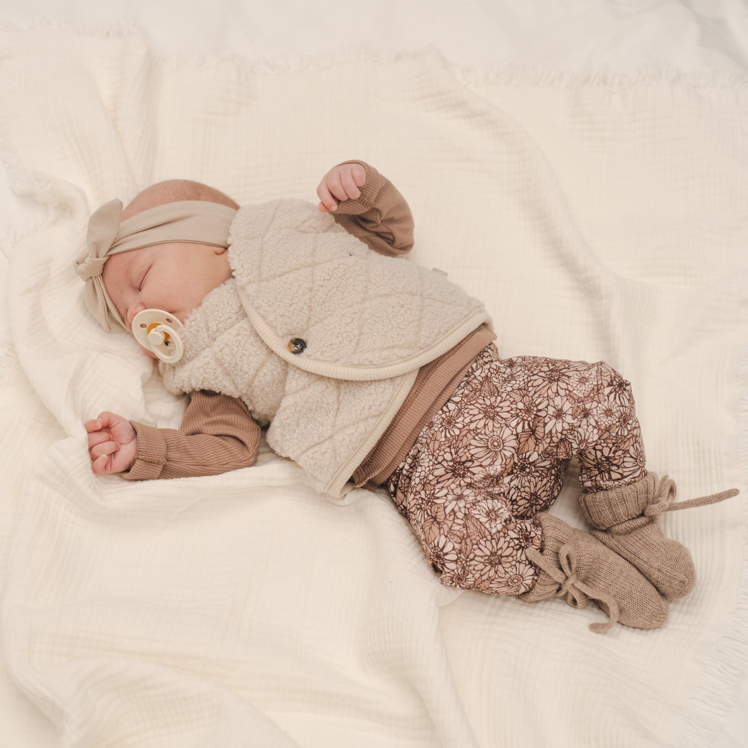 Baby broekje retro flowers-Overslag shirtje taupe rib-Gilet ruit naturel-Haarbandje beige-Slofjes natural_Momsandminis