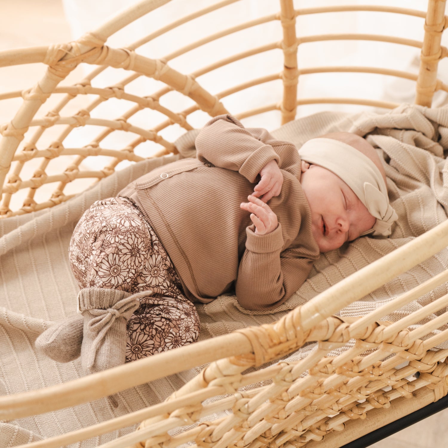 Baby broekje retro flowers-Overslagshirtje taupe rib-Haarbandje beige-Slofjes natural_Momsandminis