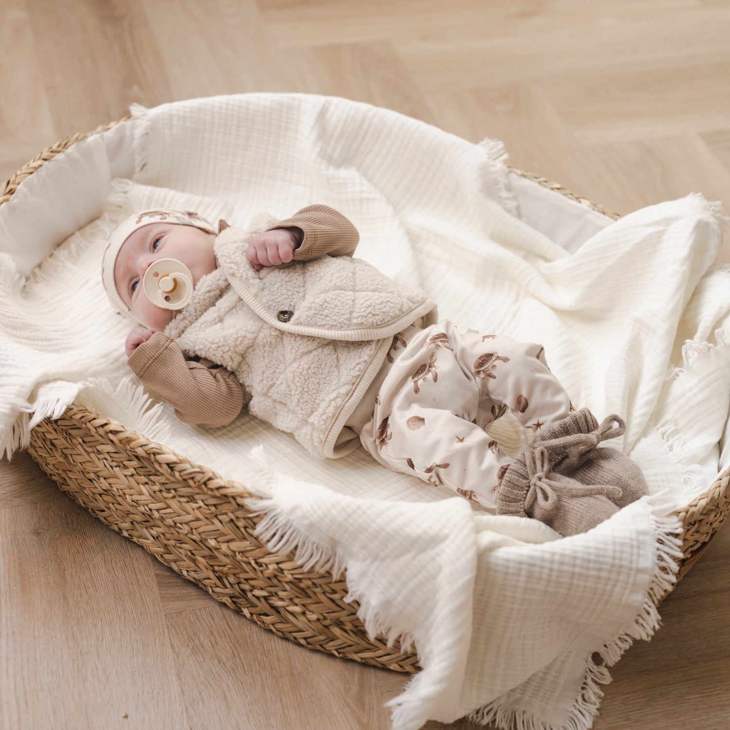 Baby broekje sea turtle-Gilet ruit naturel-Slofjes naturel_Momsandminis