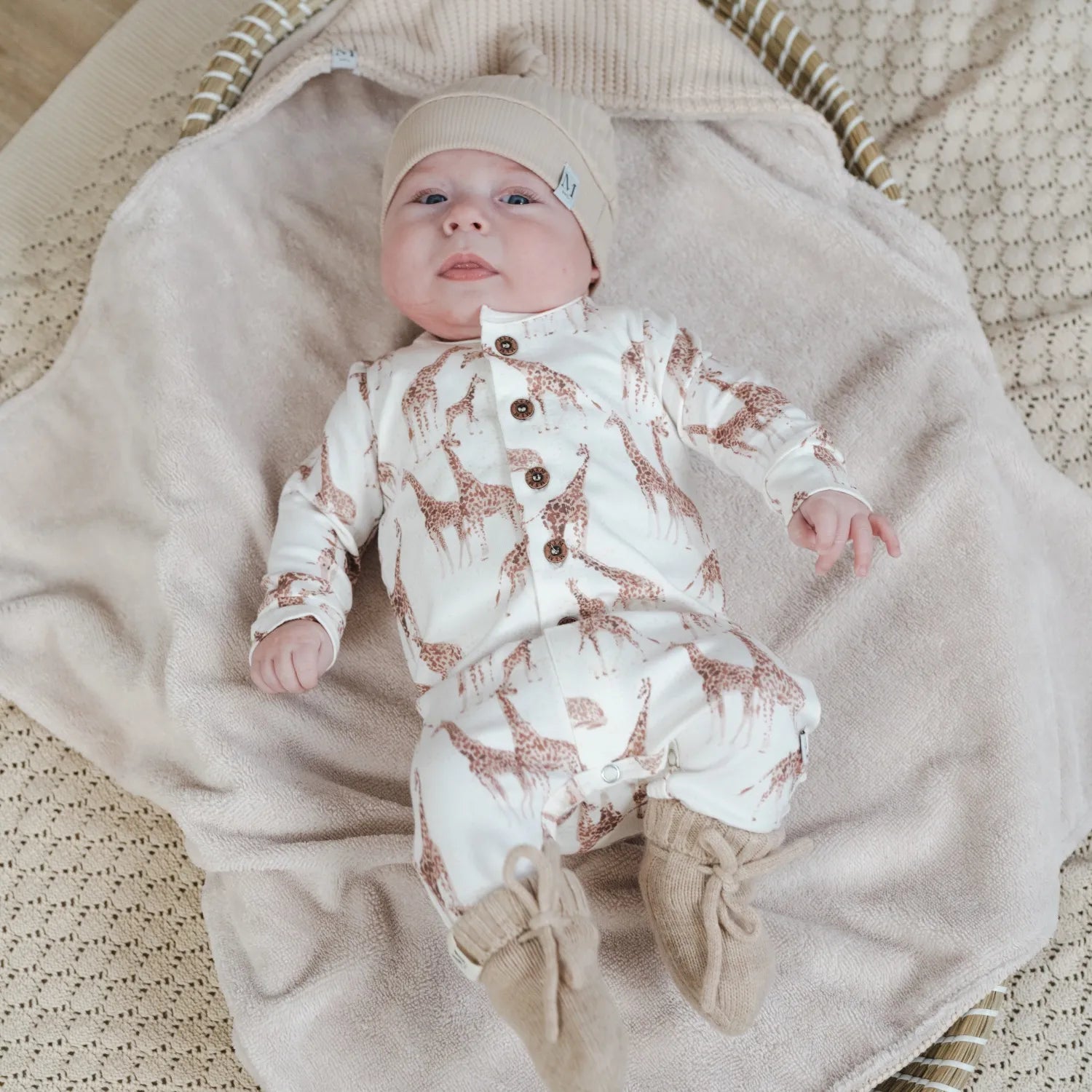 boxpakje-giraffe-mutsje-rib-beige-slofjes-beige-momsandminisjpg