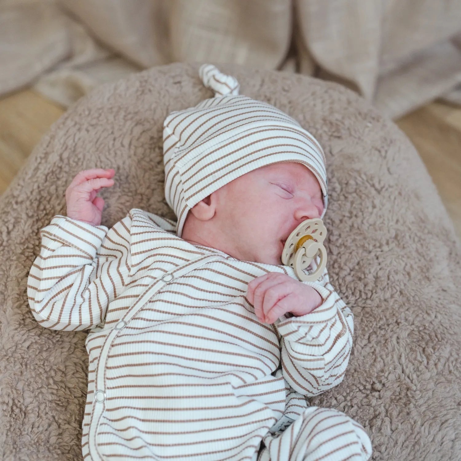 Boxpakje-Mutsje-Taupe-stripes-Rib-Slofjes-naturel_Momsandminis-2.jpg