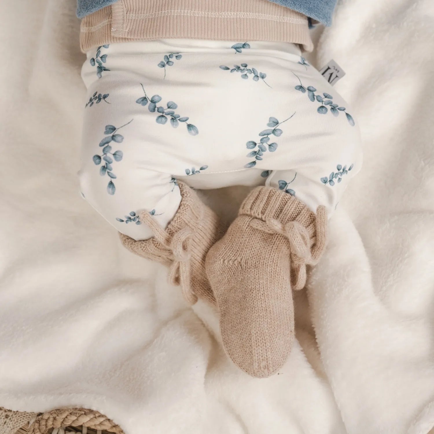Broekje-blue-leaves-Slofjes-zand-Overslag-shirtje-rib-beige-Vestje-badstof-jeans-blauw_Momsandminis.jpg