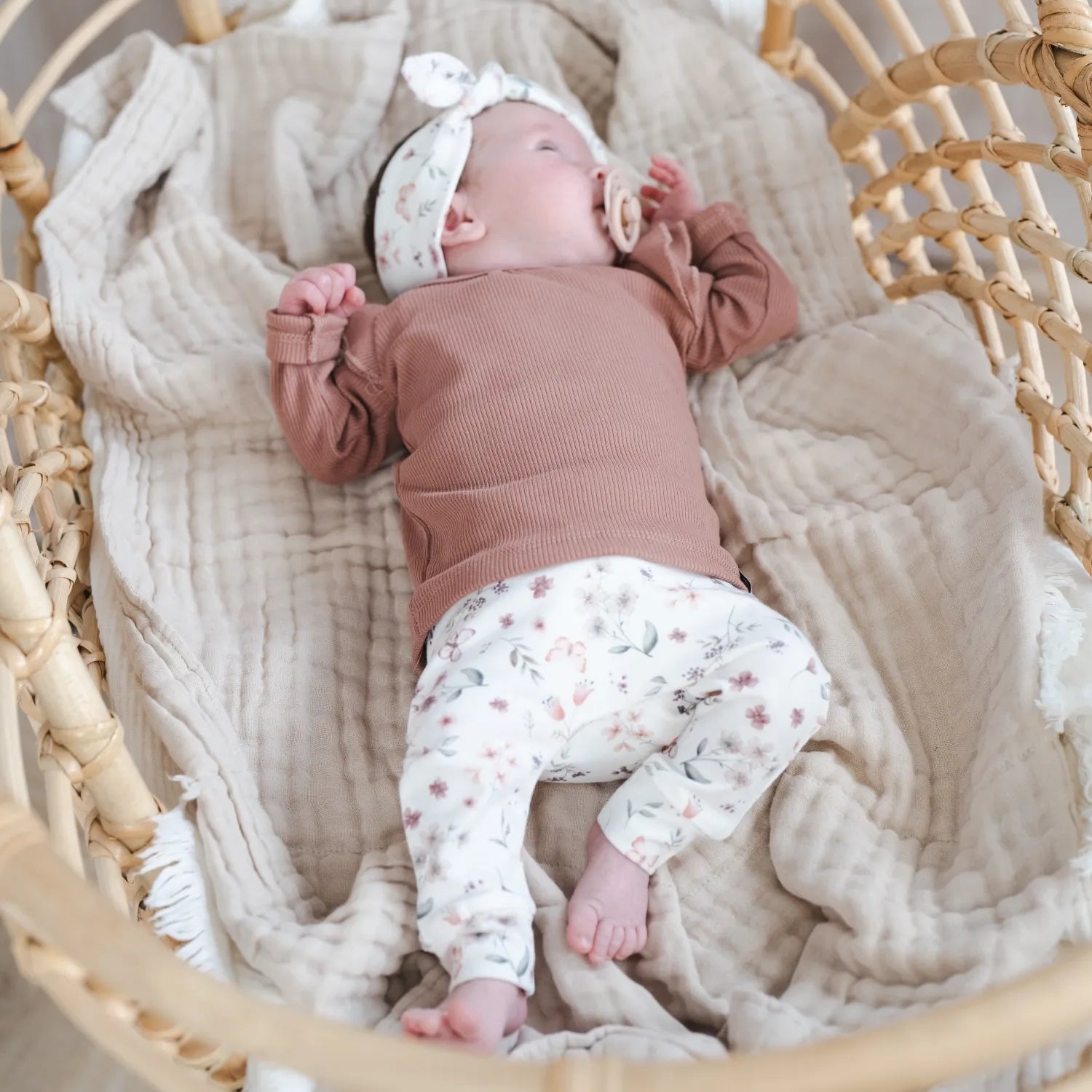 broekje-floral-ruffle-shirtje-clay-haarbandje-floral-3-momsandminisjpg