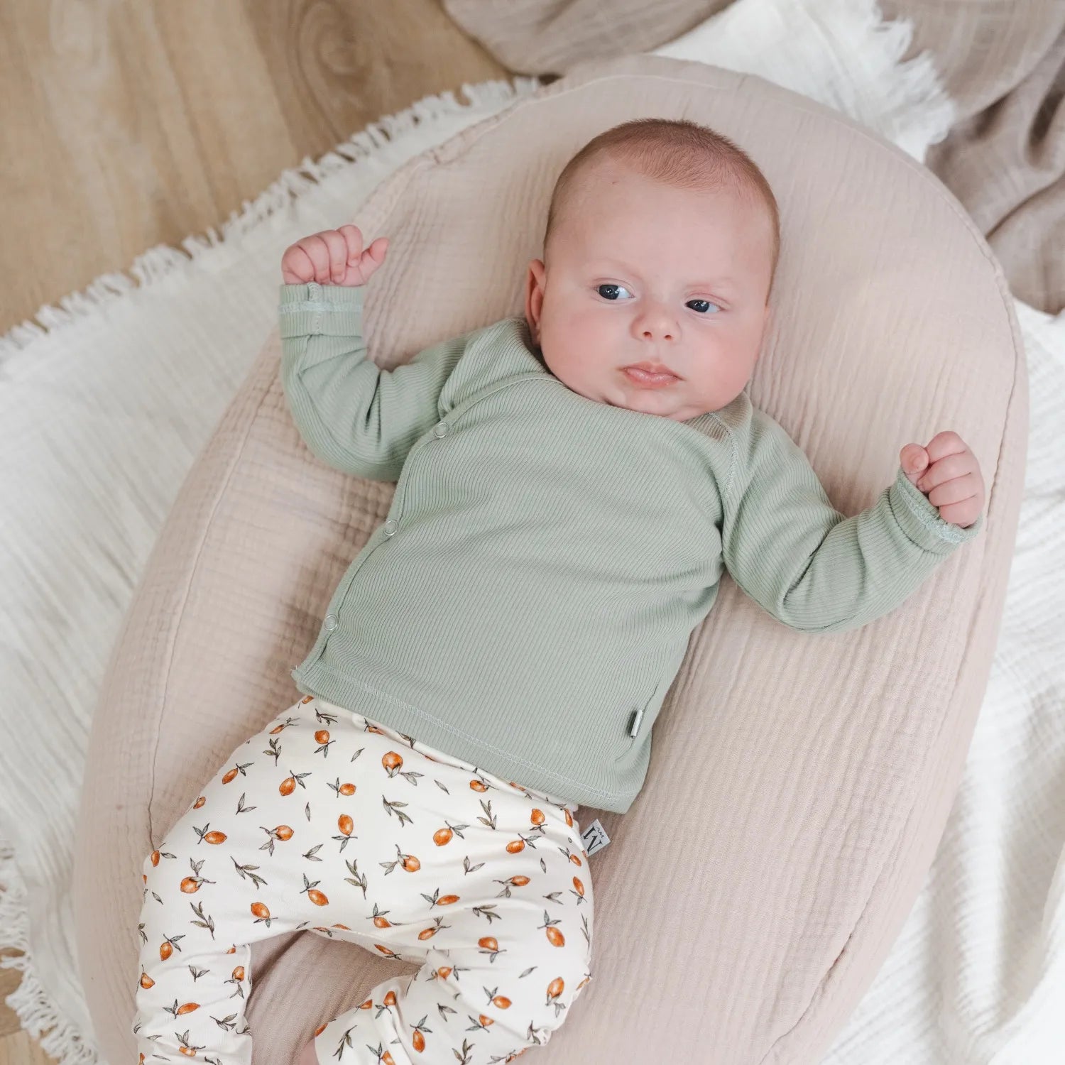 Broekje-lemons-Overslag-shirtje-dusty-green_Momsandminis.jpg