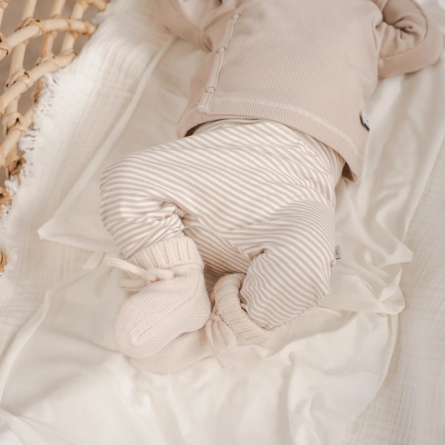 broekje-mini-stripes-beige-slofjes-off-white-momsandminisjpg