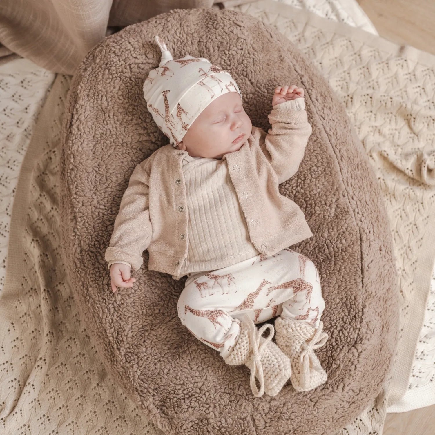 broekje-mutsje-giraffe-overslag-shirtje-rib-beige-vestje-badstof-beige-slofjes-chunky-off-white-momsandminis-2jpg