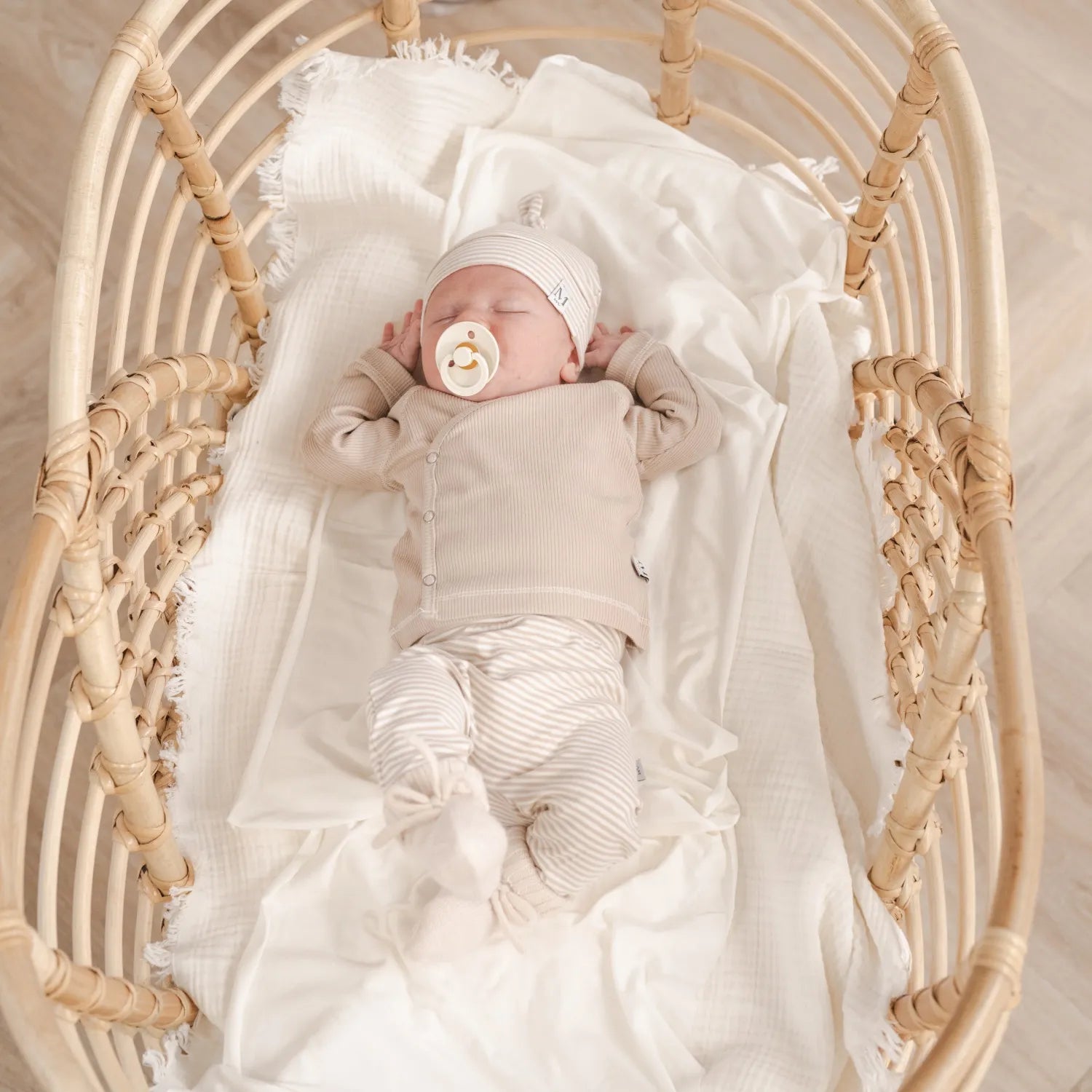 broekje-mutsje-mini-stripes-beige-overslag-shirtje-beige-slofjes-off-white-momsandminisjpg