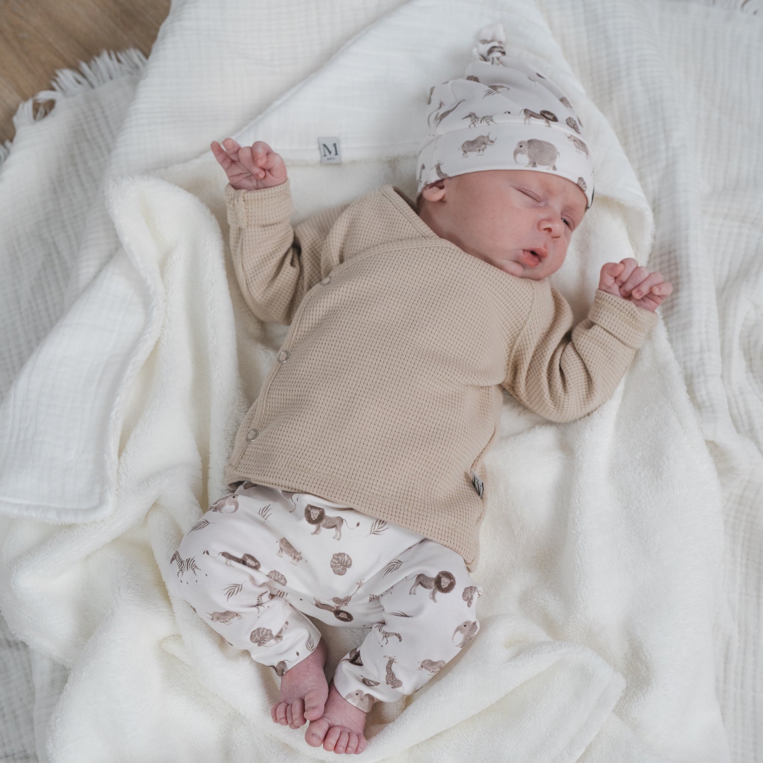 Broekje-mutsje-safari-overslag shirtje-wafeltjes beige_Momsandminis