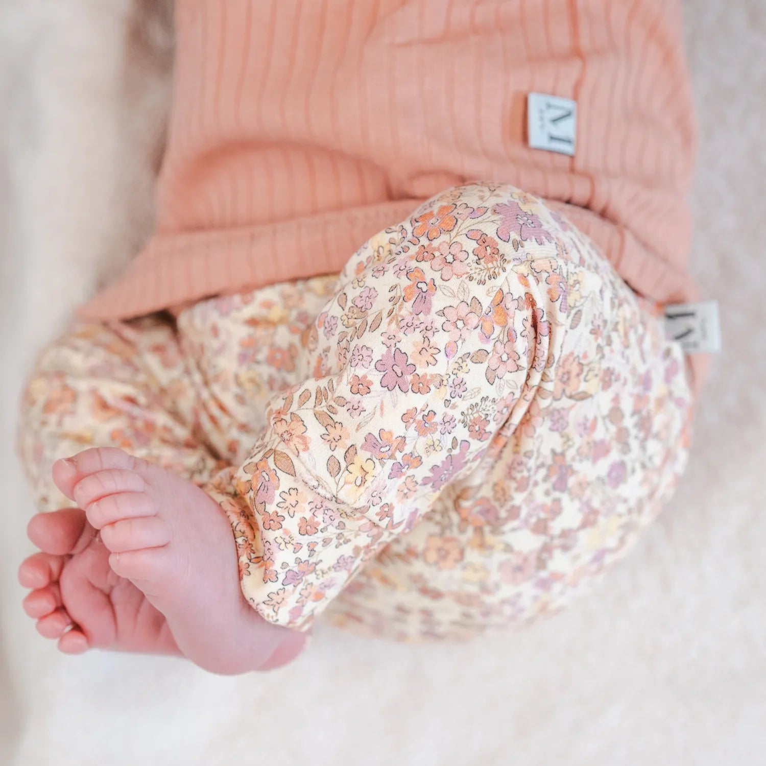 broekje-pretty-flowers-momsandminis-2jpg