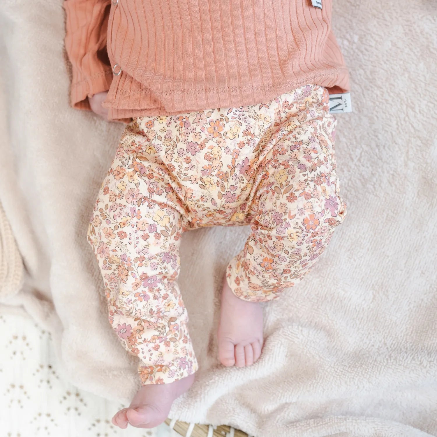 broekje-pretty-flowers-momsandminisjpg