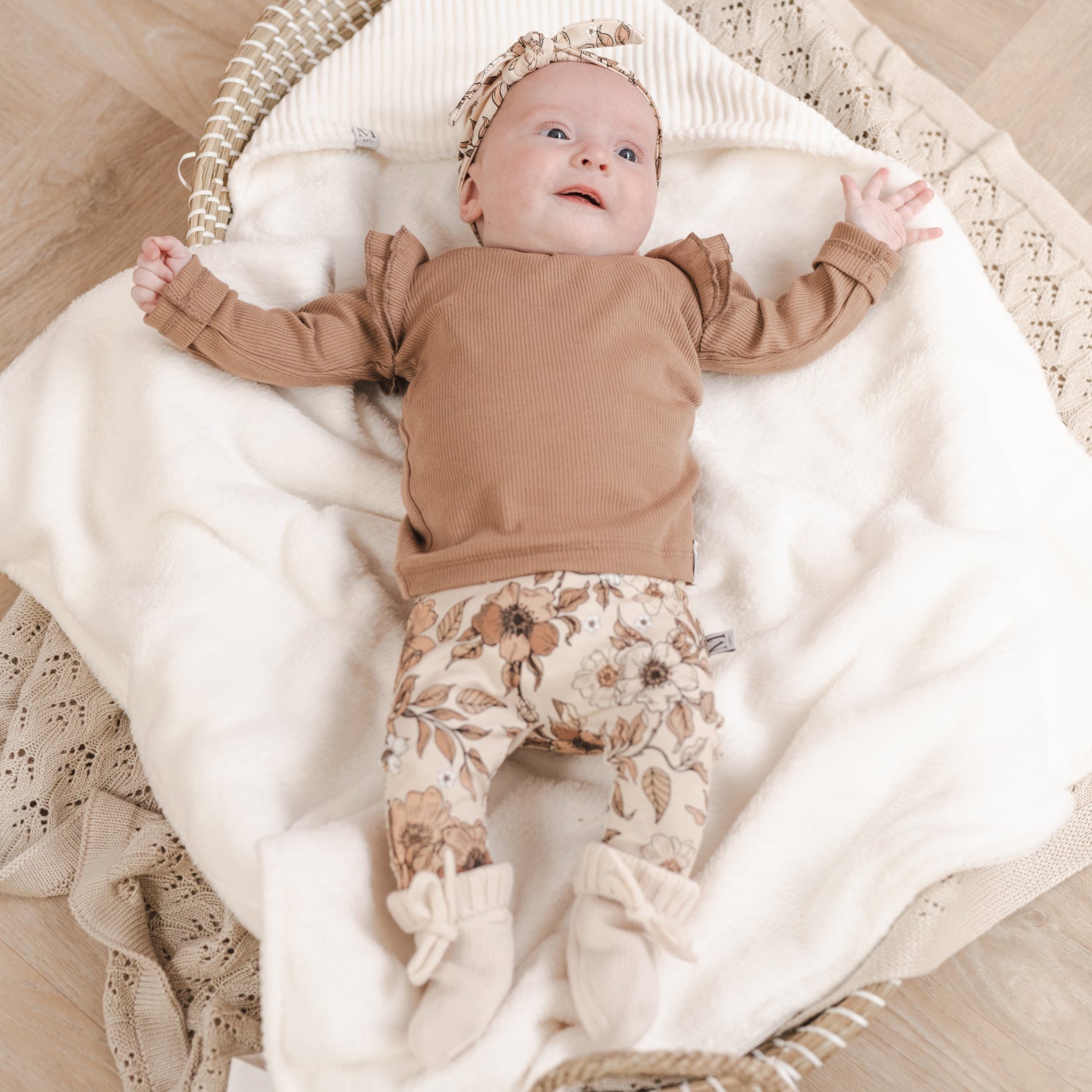Broekje rural flowers-haarbandje rural flowers-Ruffle shirtje cacao-Slofjes off-white-2_Momsandminis