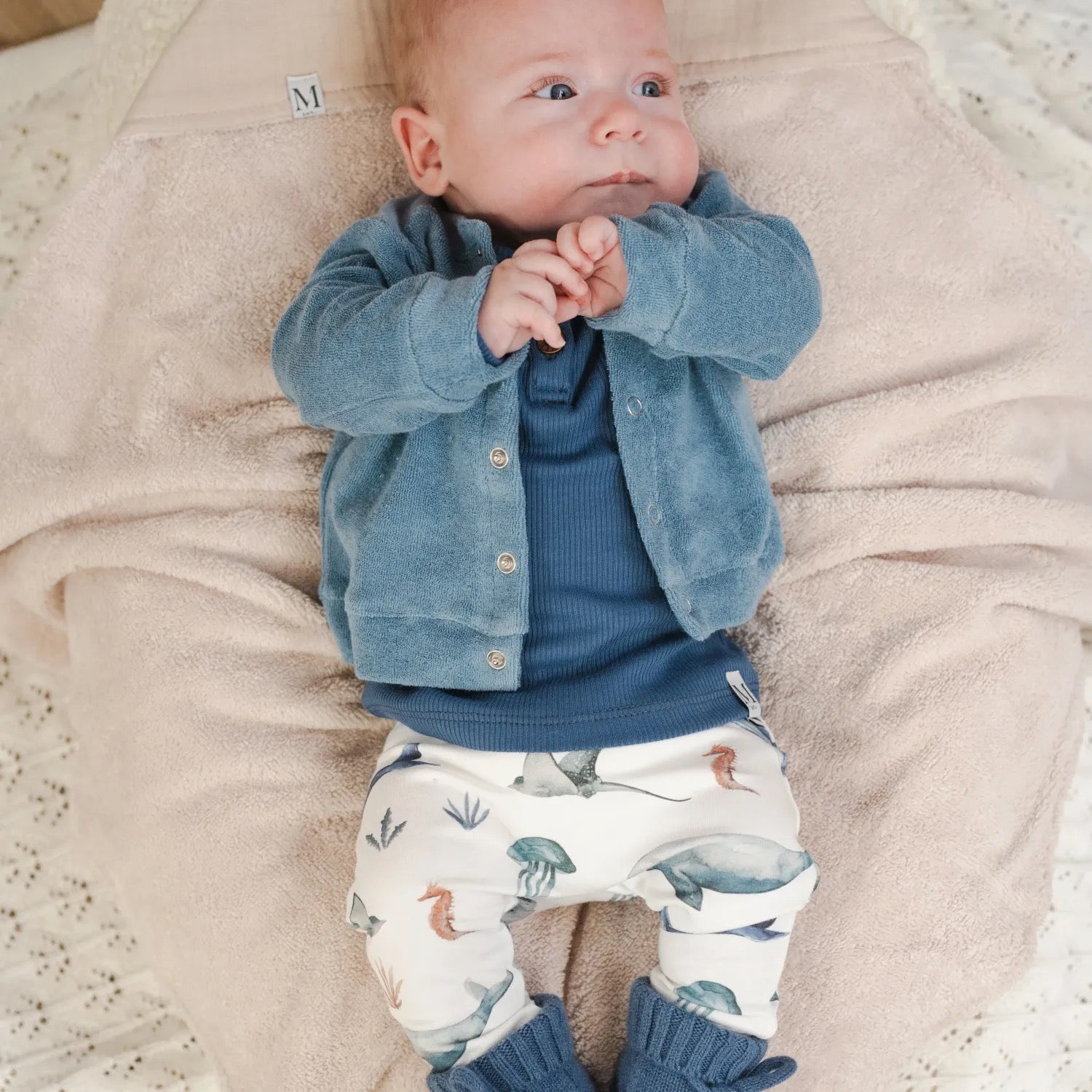 broekje-sea-life-button-longsleeve-blauw-vestje-badstof-blauw-slofjes-jeans-blauw-momsandminis