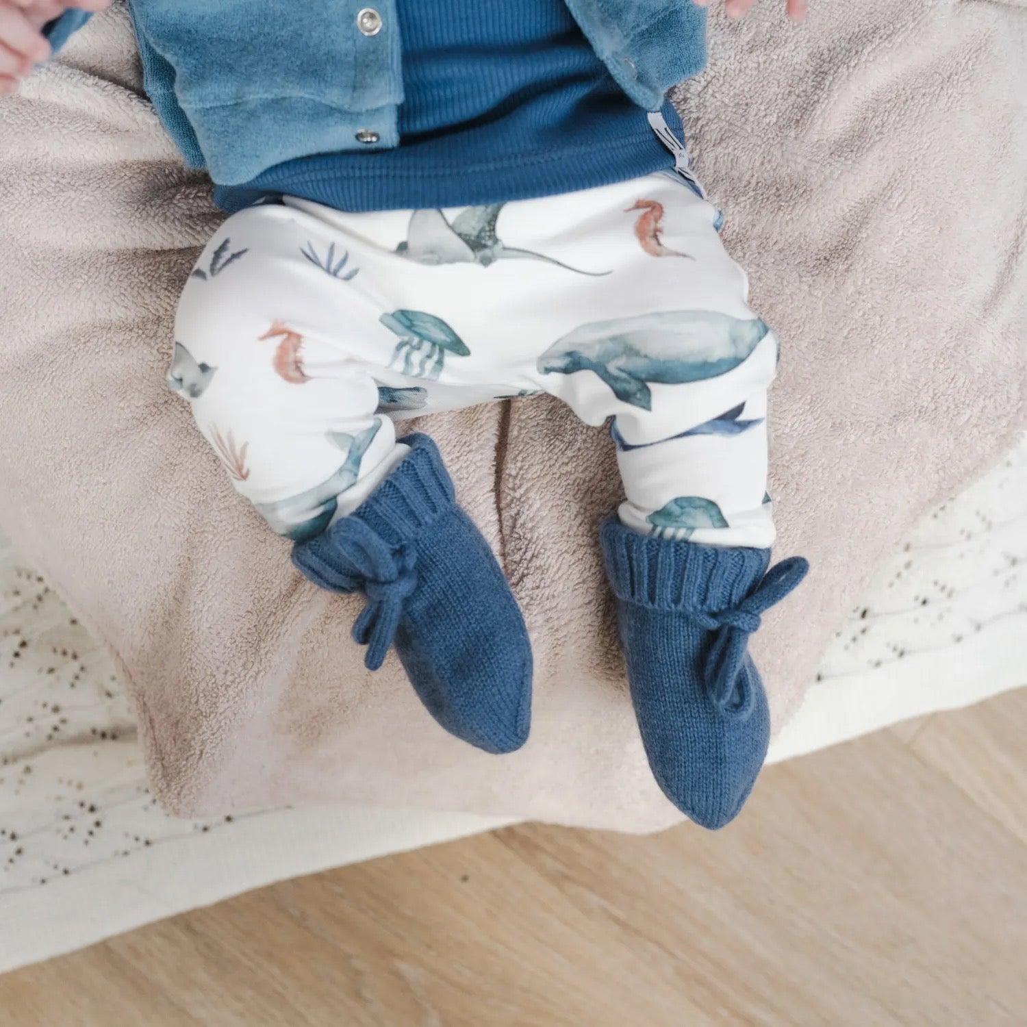 broekje-sea-life-slofjes-jeans-blauw-momsandminis