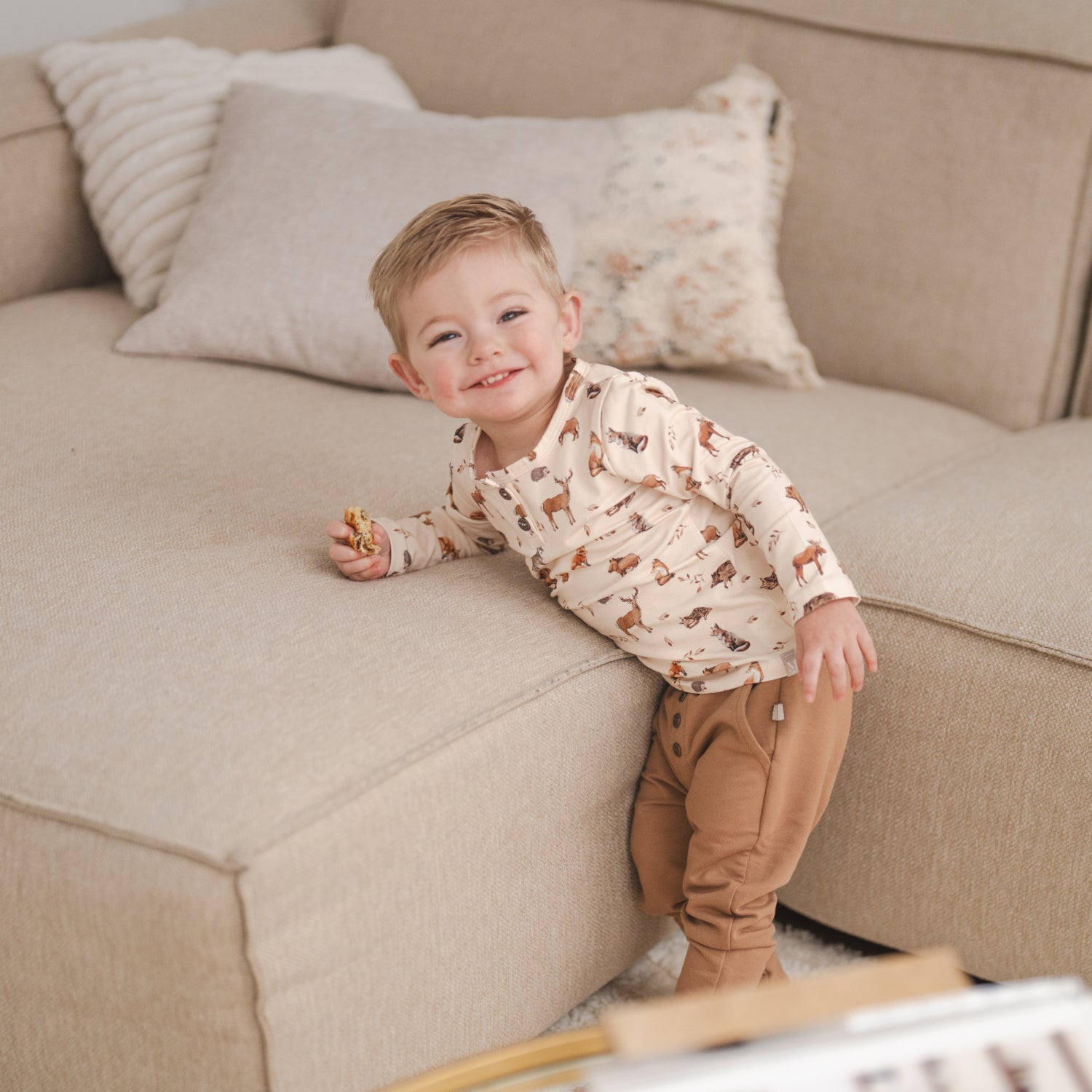 Button longsleeve forest animals-Chino cacao 2_Momsandminis