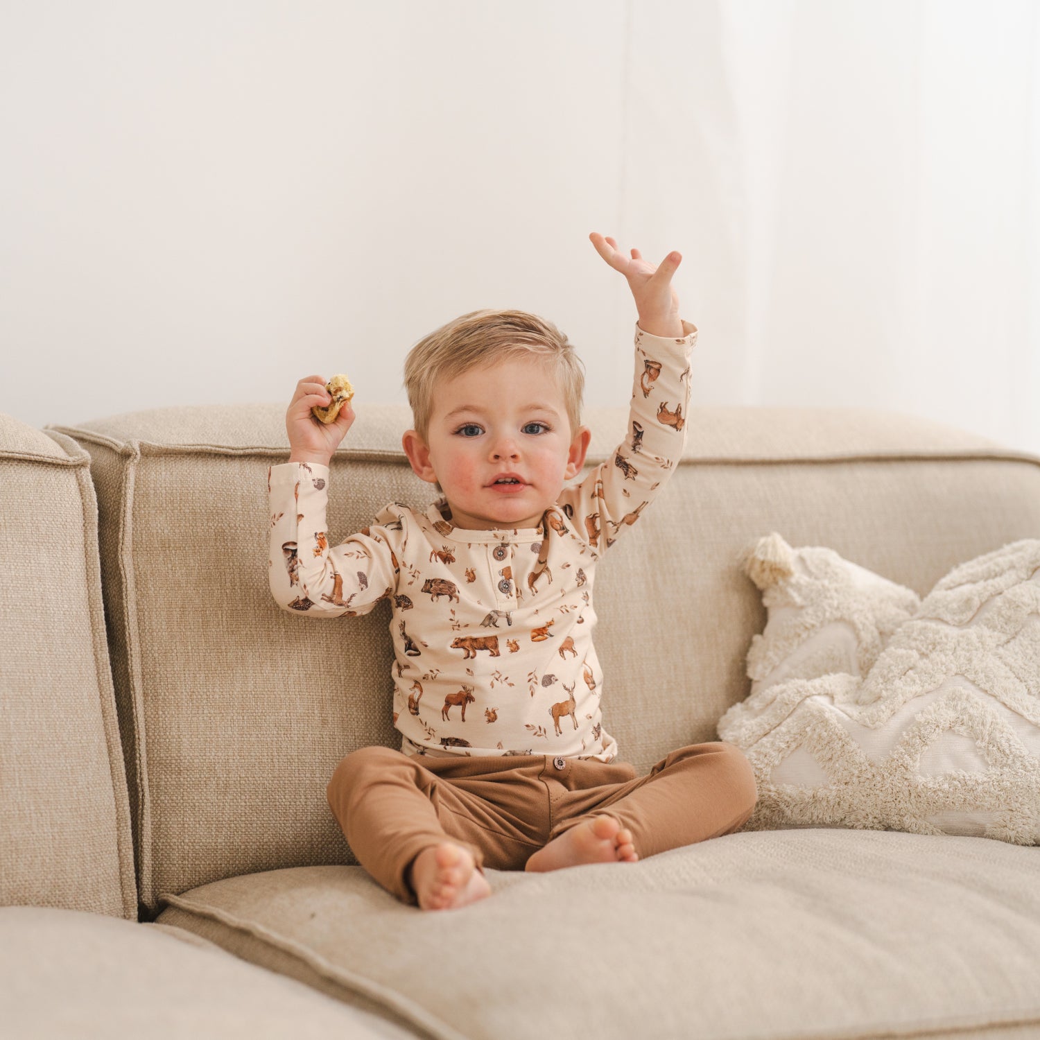 Button longsleeve forest animals-Chino cacao_Momsandminis