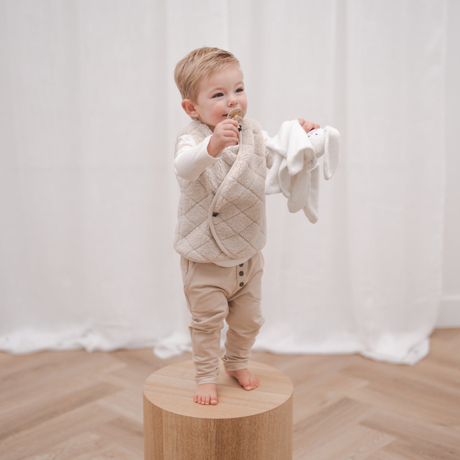 Chino beige-Button longsleeve ecru-Gilet ruit naturel_Momsandminis
