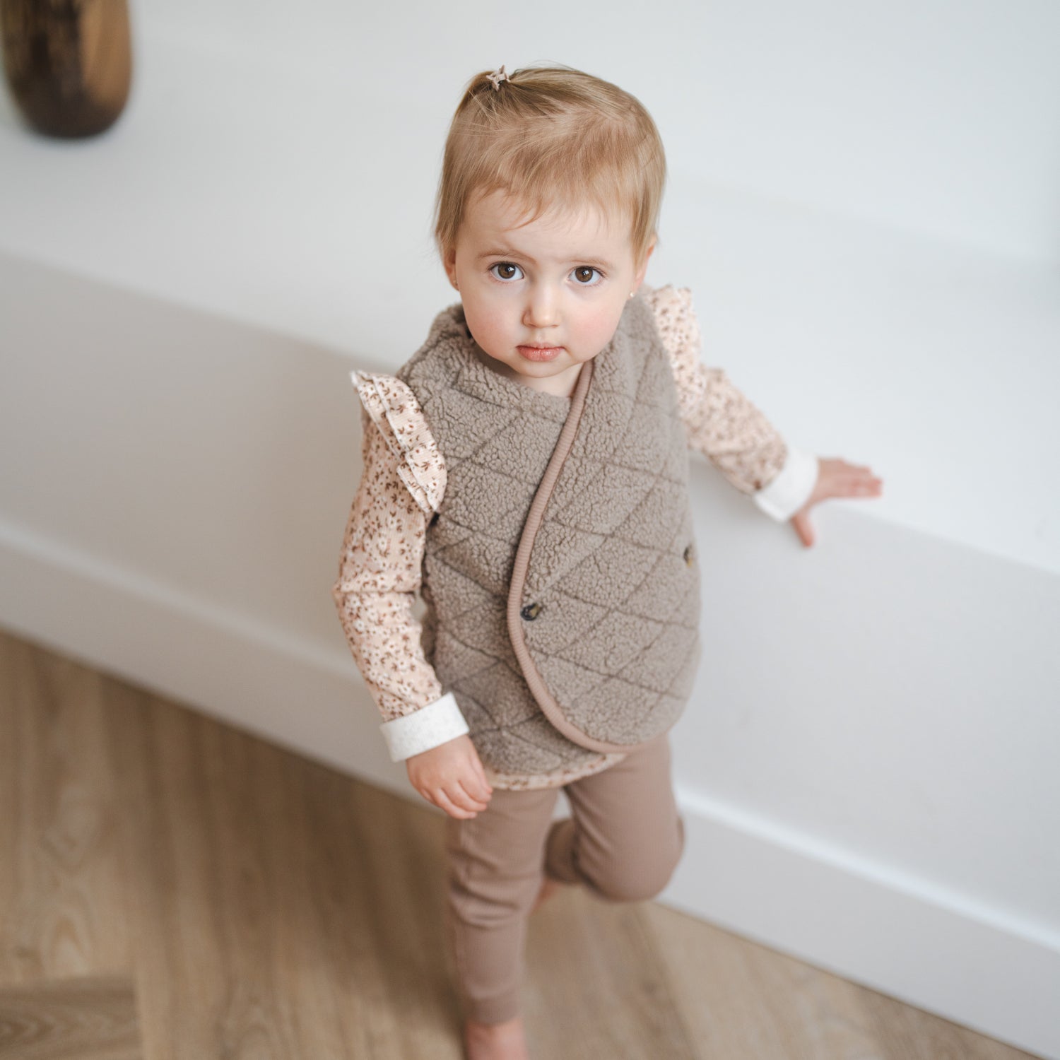 Gilet ruit taupe 2_Momsandminis