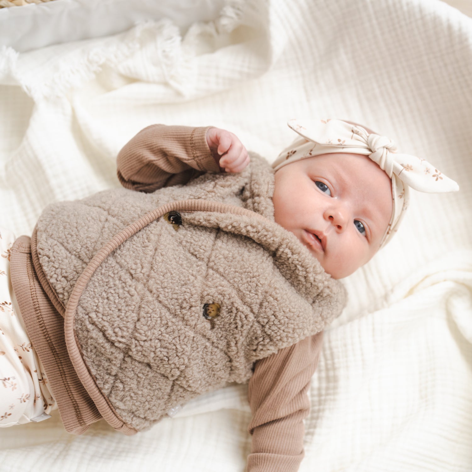 Gilet ruit taupe_Momsandminis
