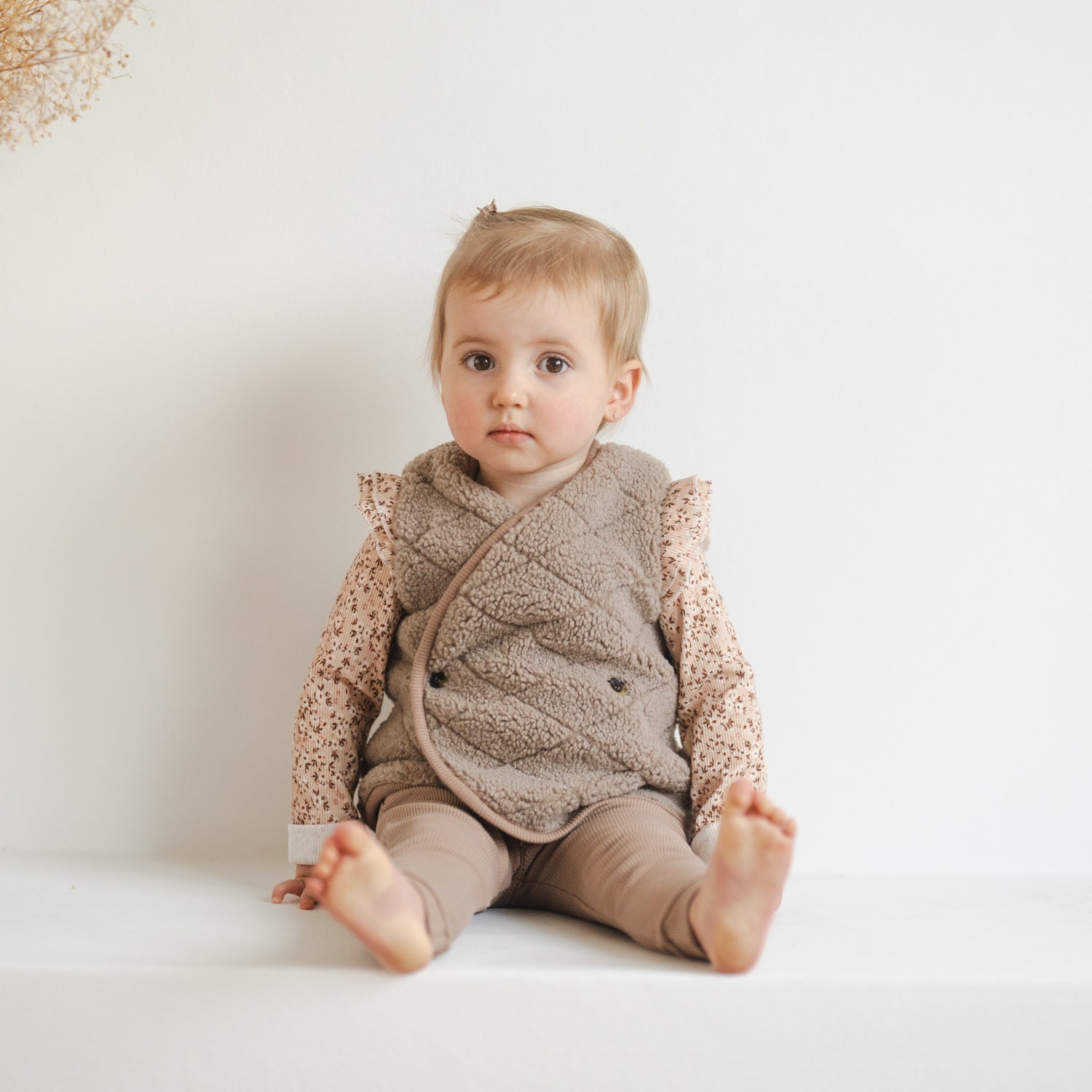 Gilet ruit taupe_Momsandminis