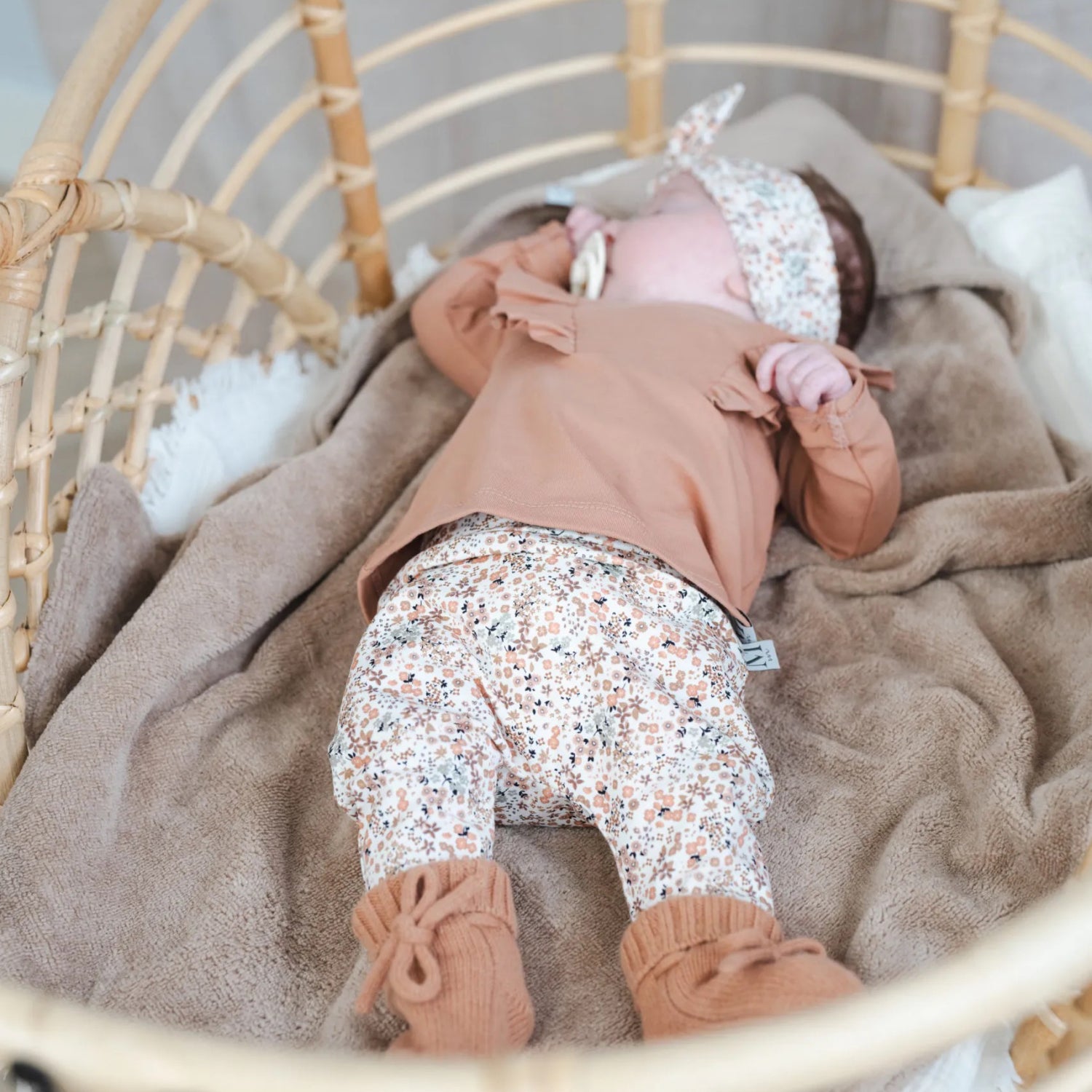 outfit-flower-love-momsandminis