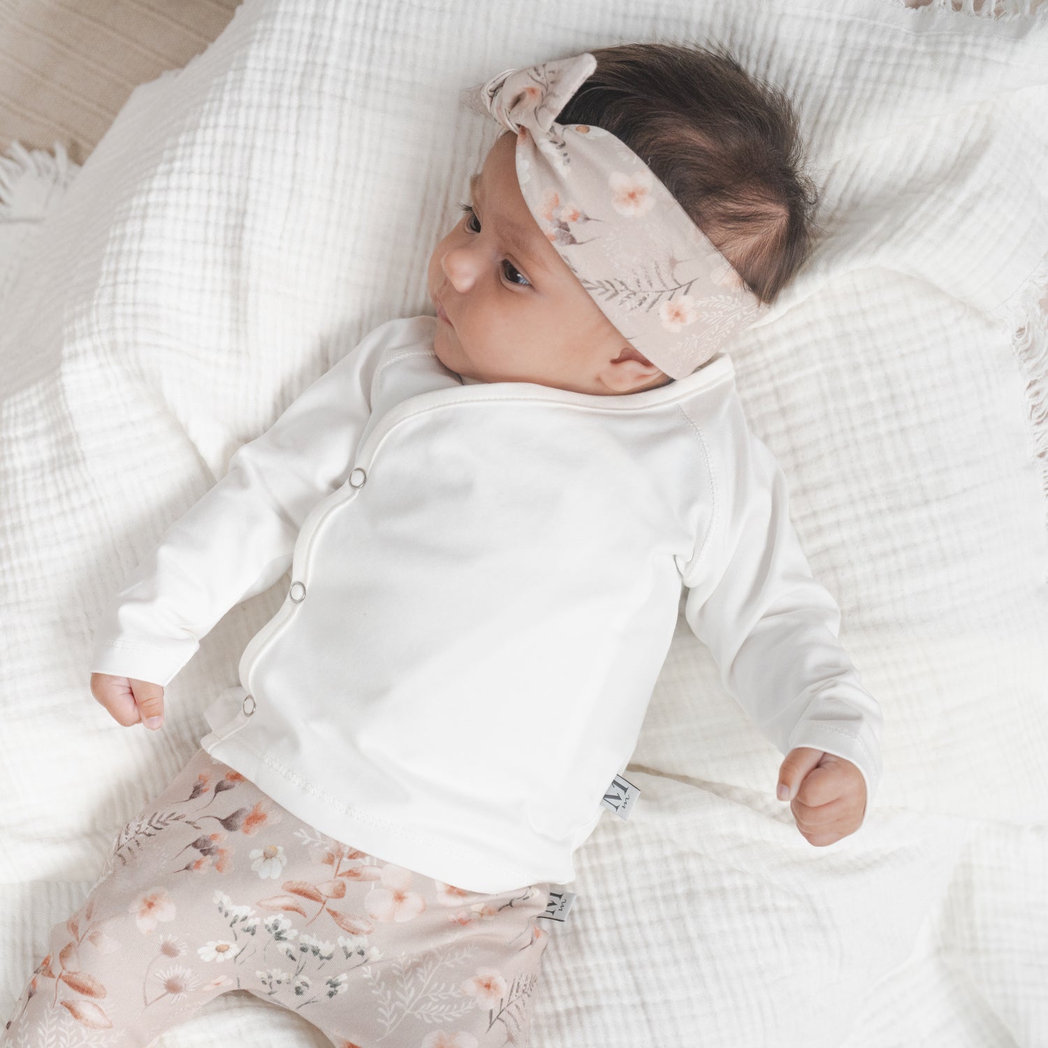 Overslag shirtje-ecru-haarbandje-floral alina_Momsandminis