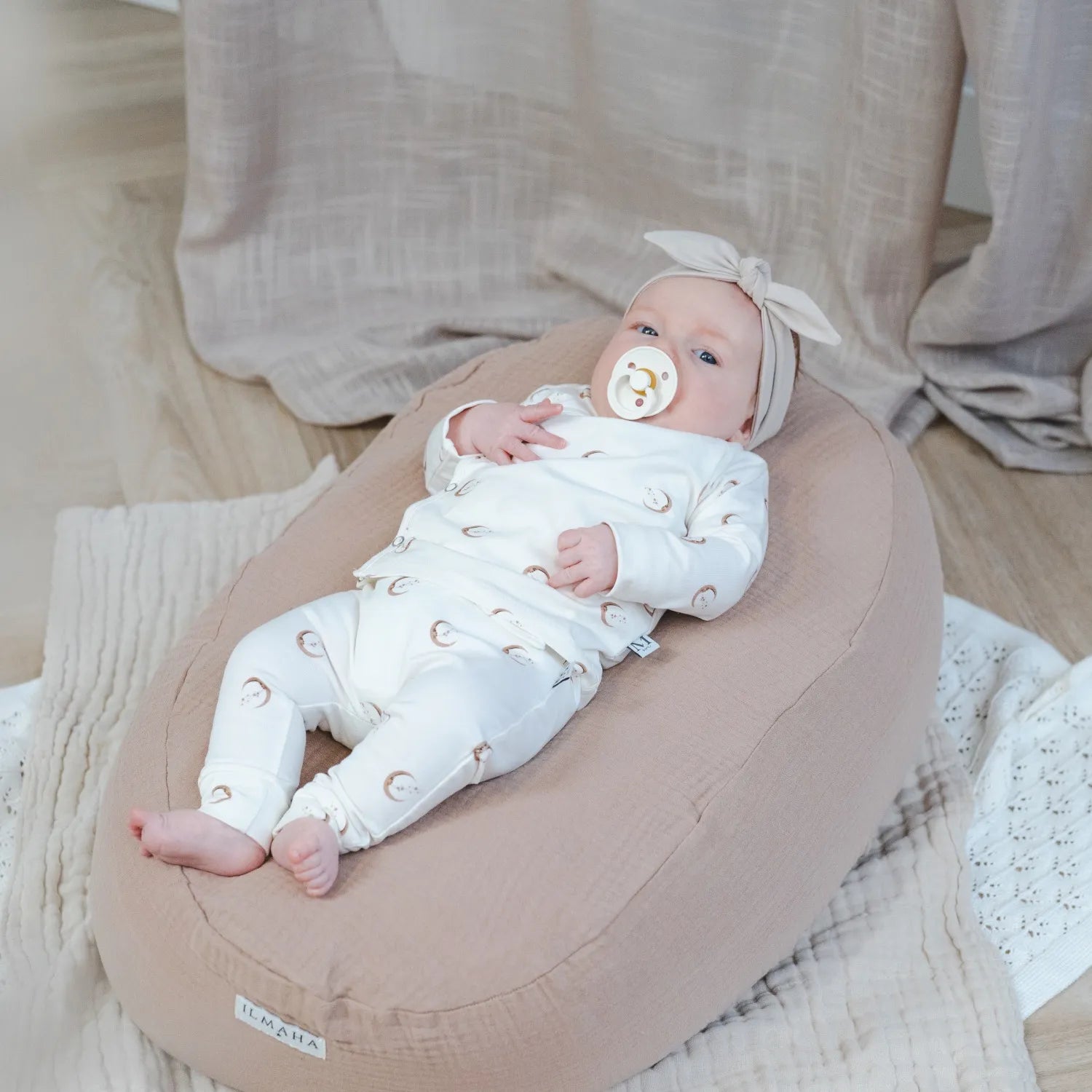 overslag-shirtje-en-broekje-maantjes-haarband-beige-momsandminisjpg