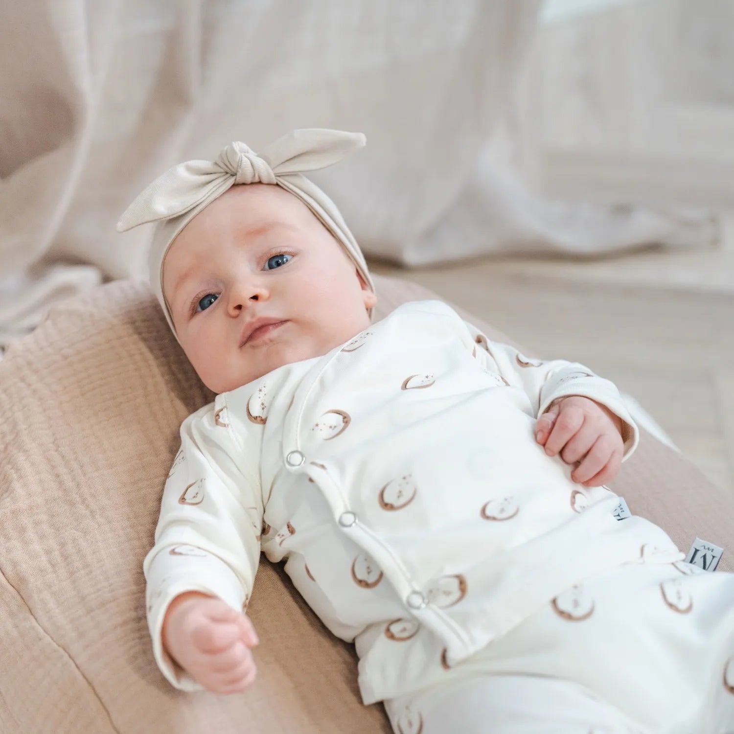 overslag-shirtje-maantjes-haarband-beige-momsandminisjpg