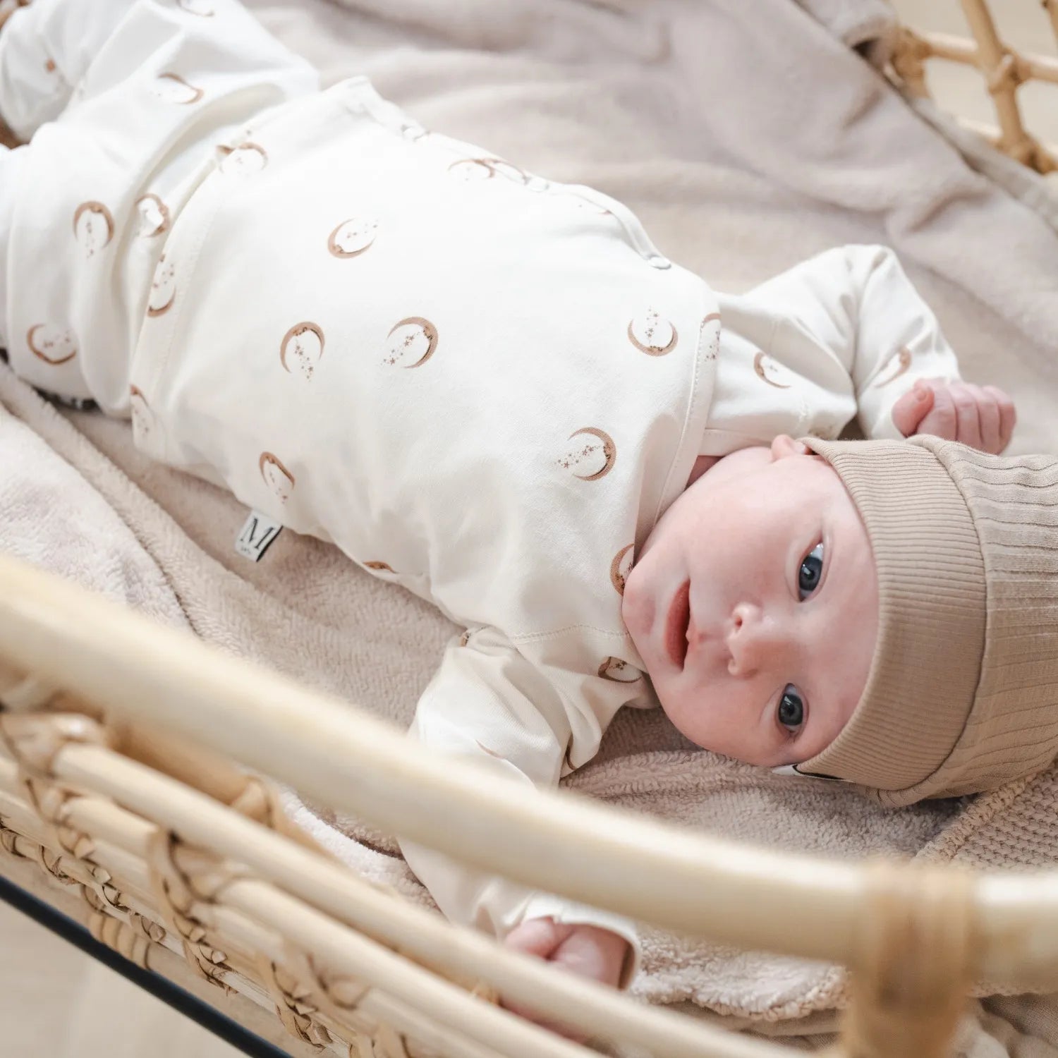 overslag-shirtje-maantjes-mutsje-rib-taupe-momsandminis-1jpg