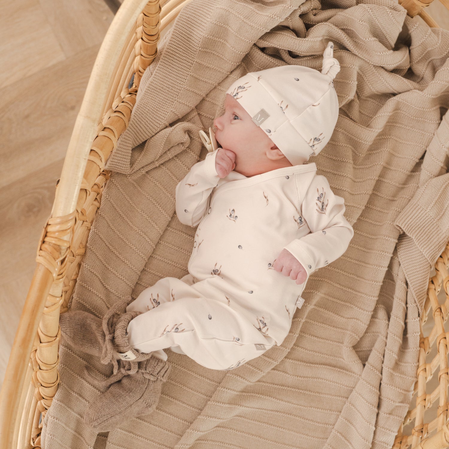 Overslag shirtje-Newborn mutsje-Baby broekje-Olive leave-Slofjes natural_Momsandminis
