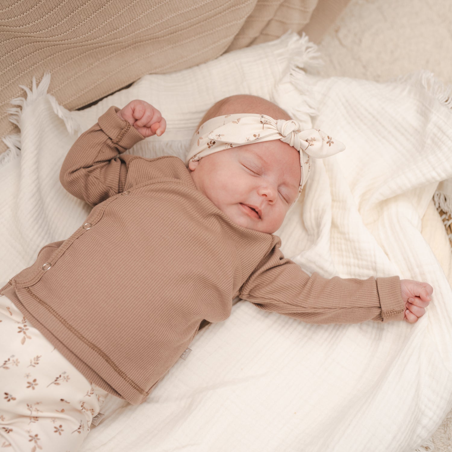 Overslag shirtje taupe rib-Haarbandje flower field_Momsandminis