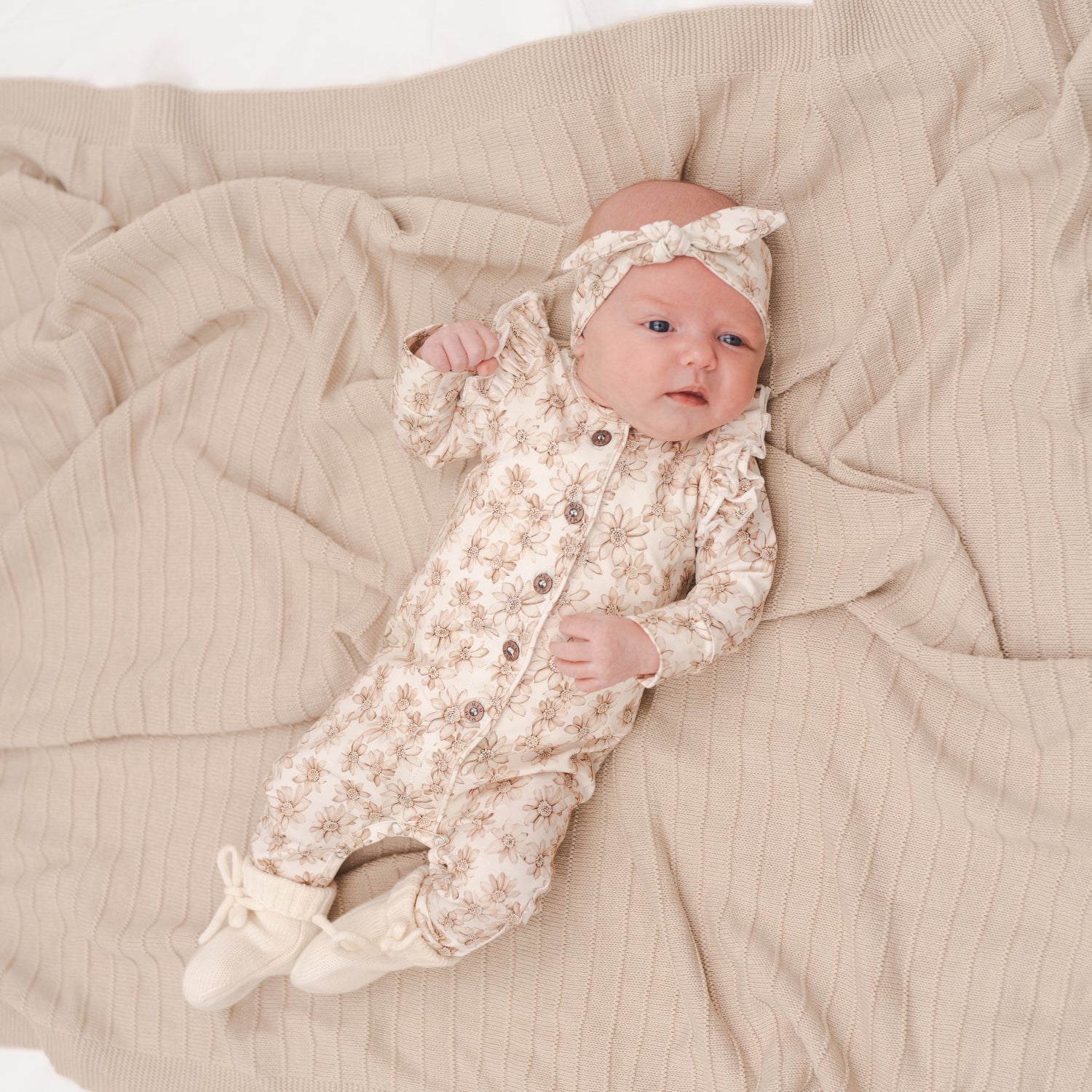 Ruffle boxpakje en haarbandje lily beige-slofjes ecru_Momsandminis