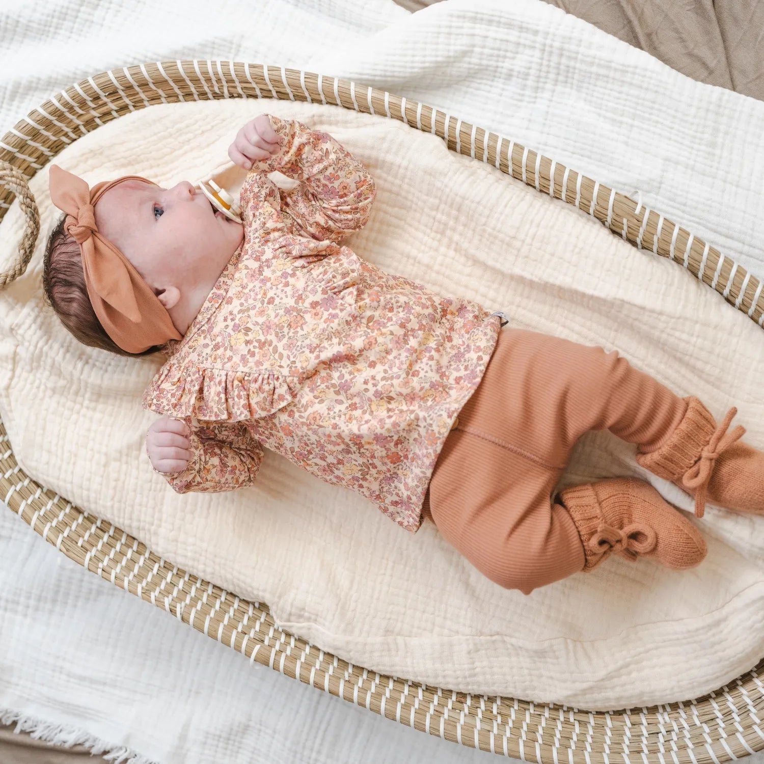 ruffle-longsleeve-pretty-flowers-rib-broekje-perzik-slofjes-perzik-haarbandje-perzik-2-momsandminisjpg
