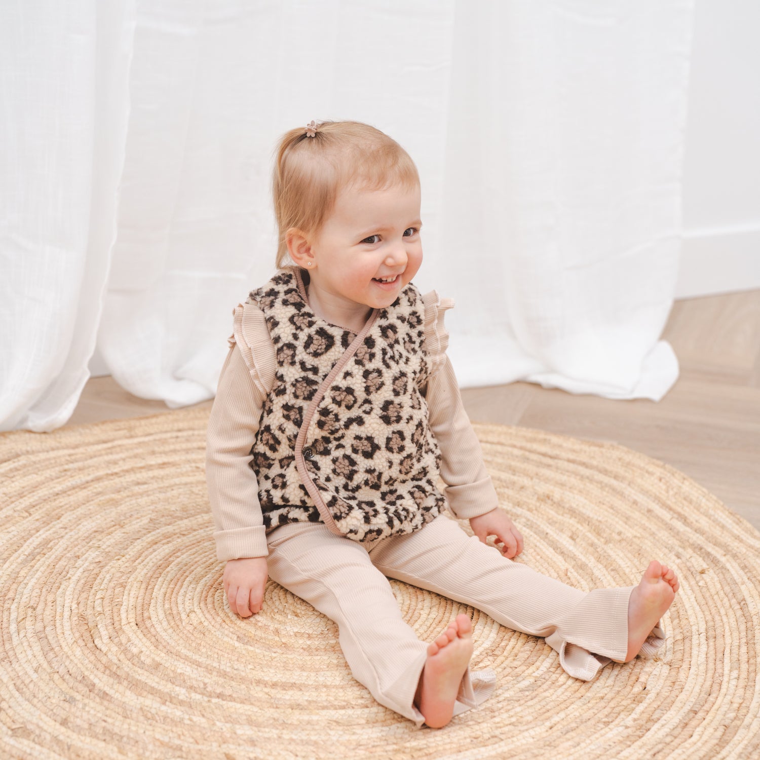 Ruffle shirt en flared pants beige_Gilet leopard 2_Momsandminis