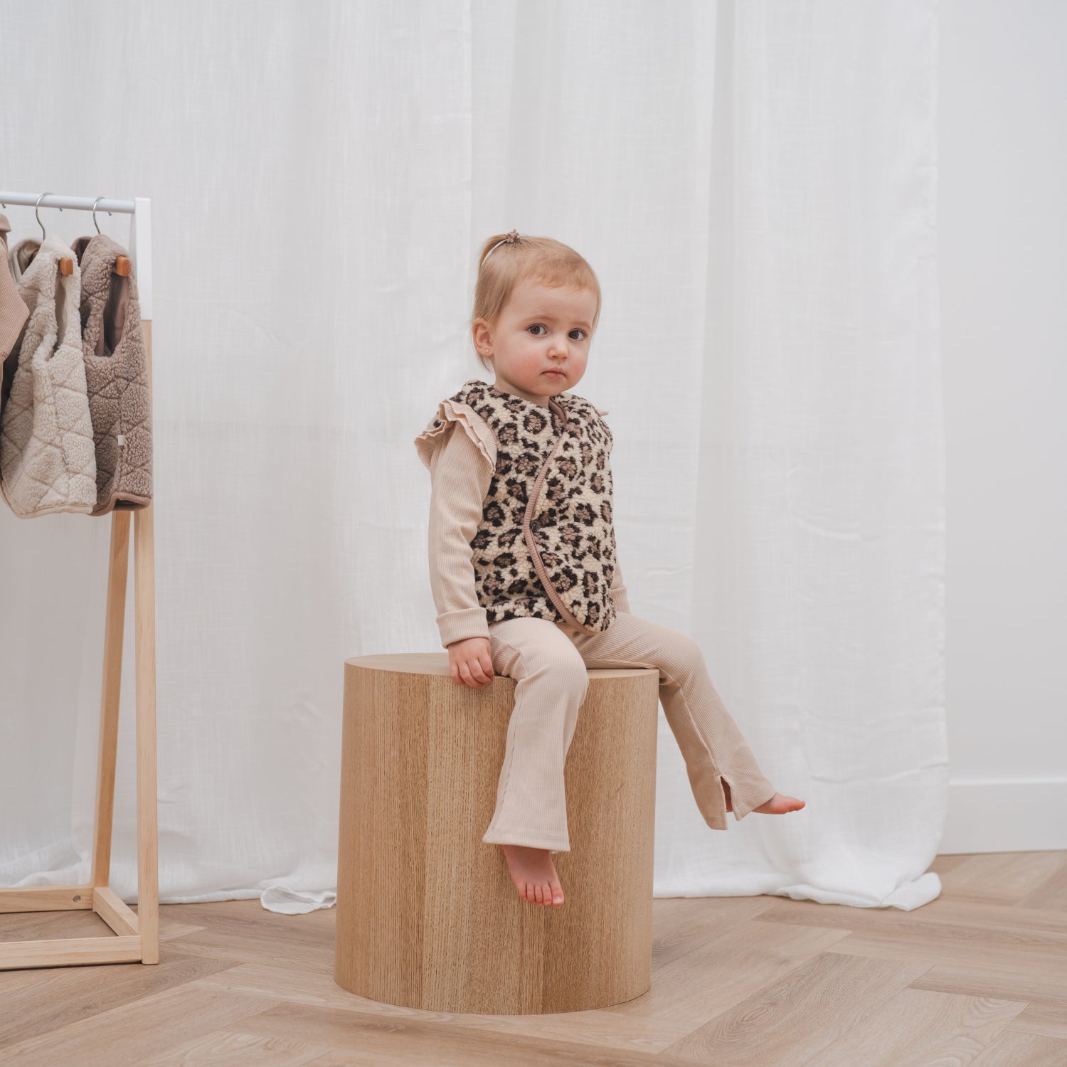 Ruffle shirt en Flared pants beige-Gilet leopard_Momsandminis