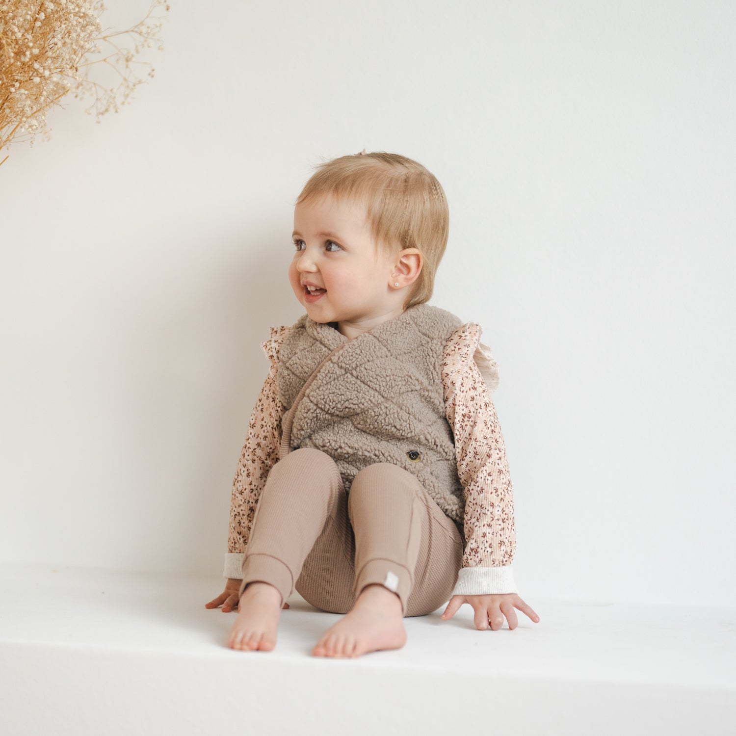 Ruffle shirt flower bomb beige rib-Slim fit legging taupe-Gilet ruit taupe_Momsandminis