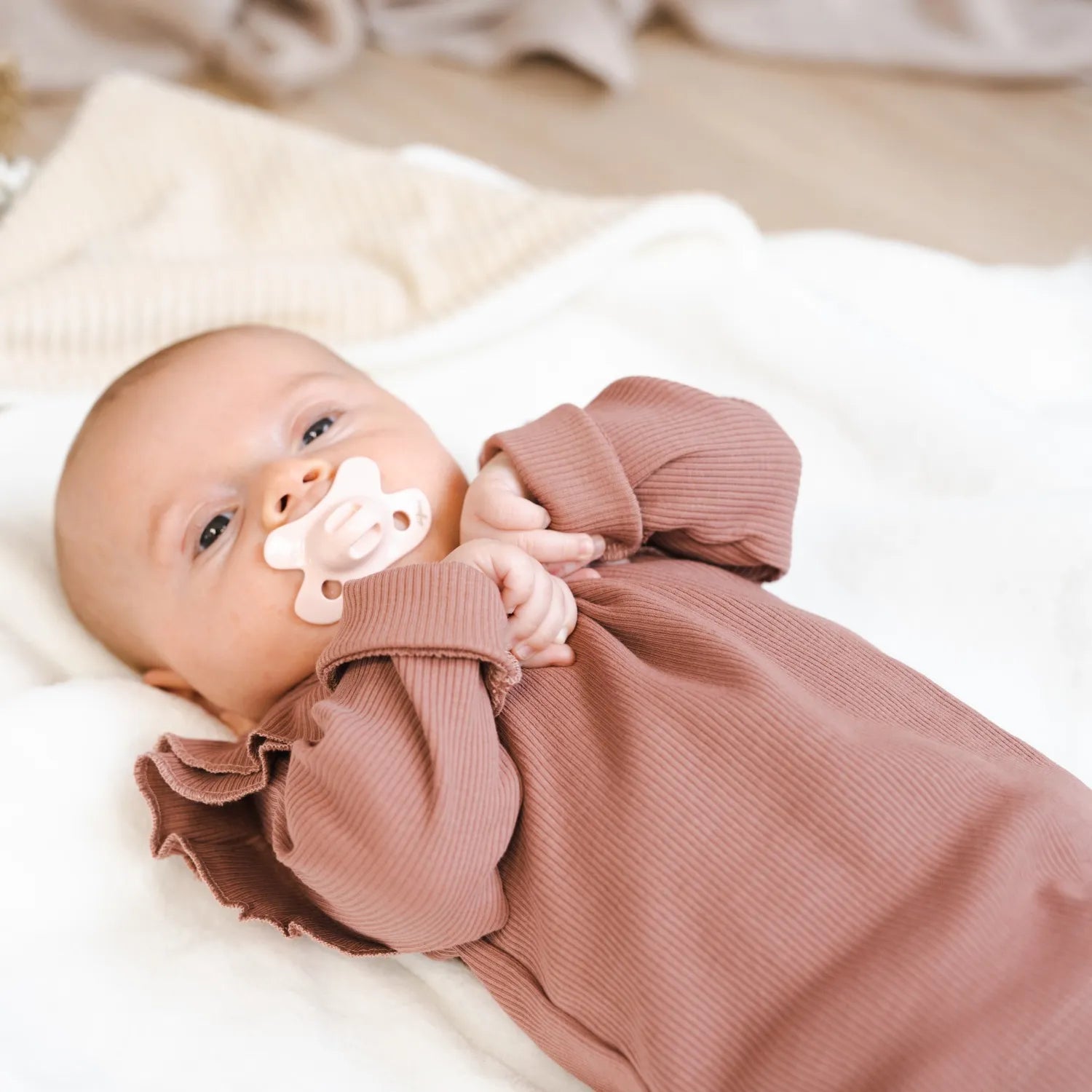 Ruffle-shirtje-clay-2_Momsandminis.jpg