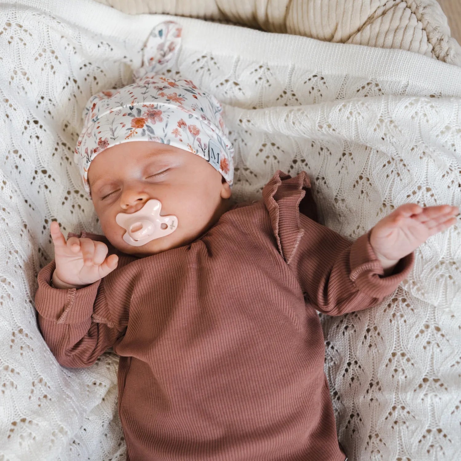 Ruffle-shirtje-clay-mutsje-water-flowers_Momsandminis.jpg