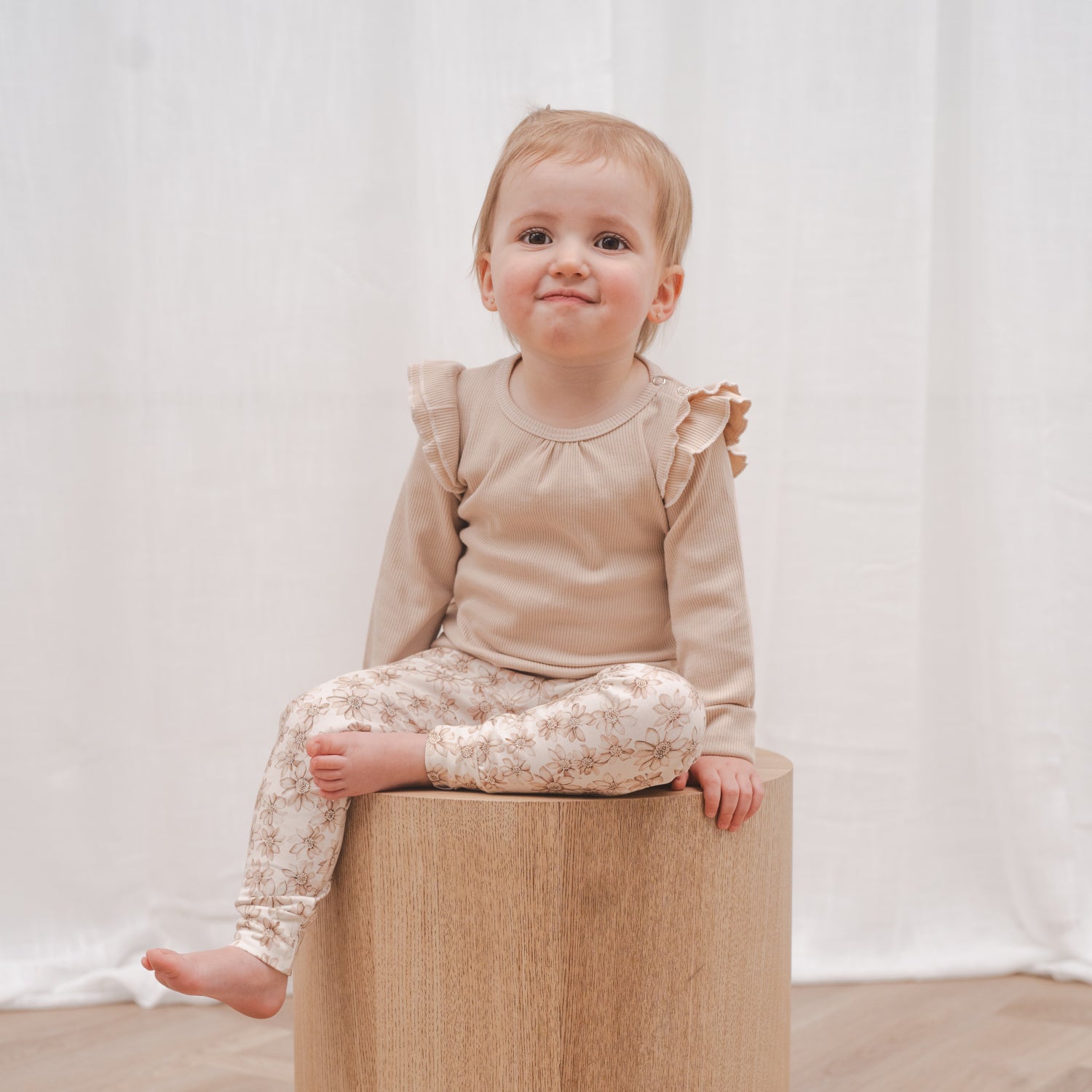 Slim fit legging lily beige_Ruffle shirt beige rib 2_Momsandminis