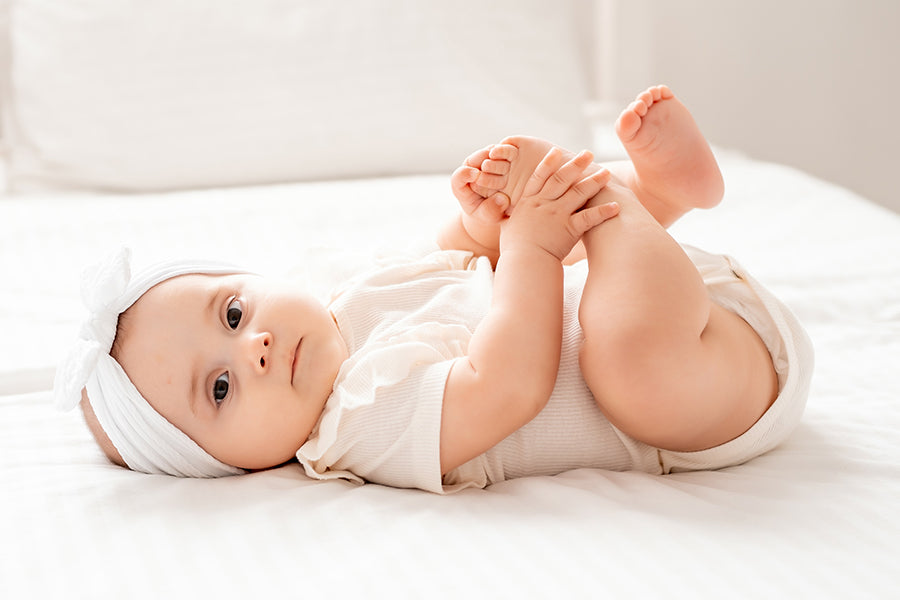 Baby's bewegen veel: waarom dat goed is en hoe je kleding kiest die meebeweegt