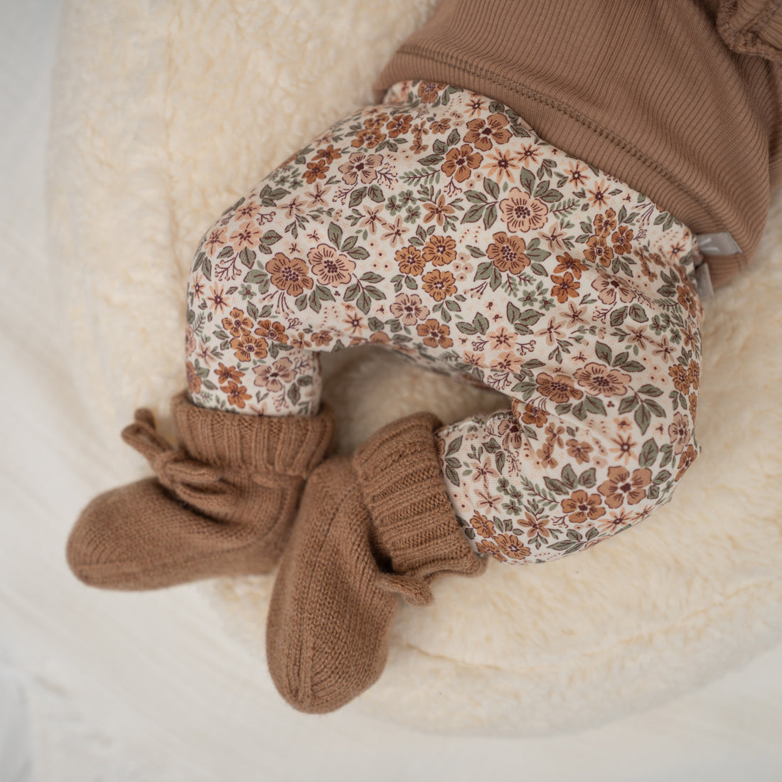 Baby broekje bush flowers-Slofjes licht bruin_Momsandminis
